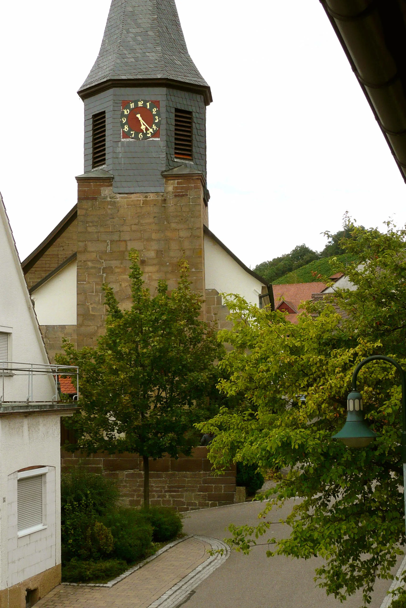 Photo showing: Parish church in Cleebronn, viewed from hotel Zum Ochsen.