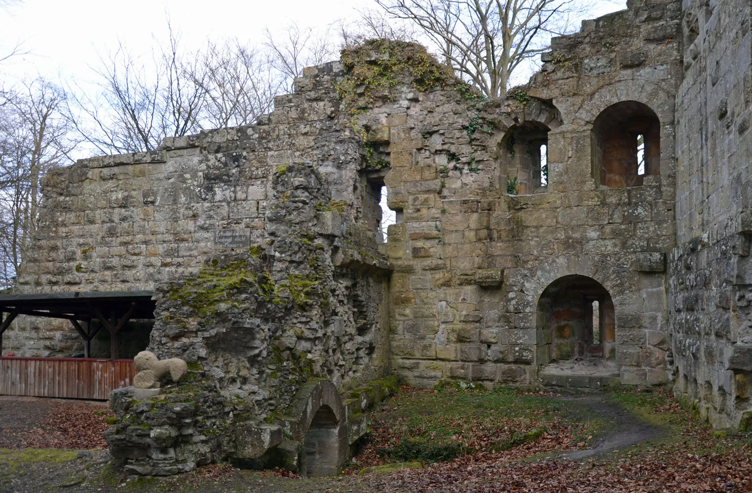 Photo showing: Burgruine Blankenhorn bei Güglingen-Eibensbach. Blick auf die Reste des Palas von Westen.