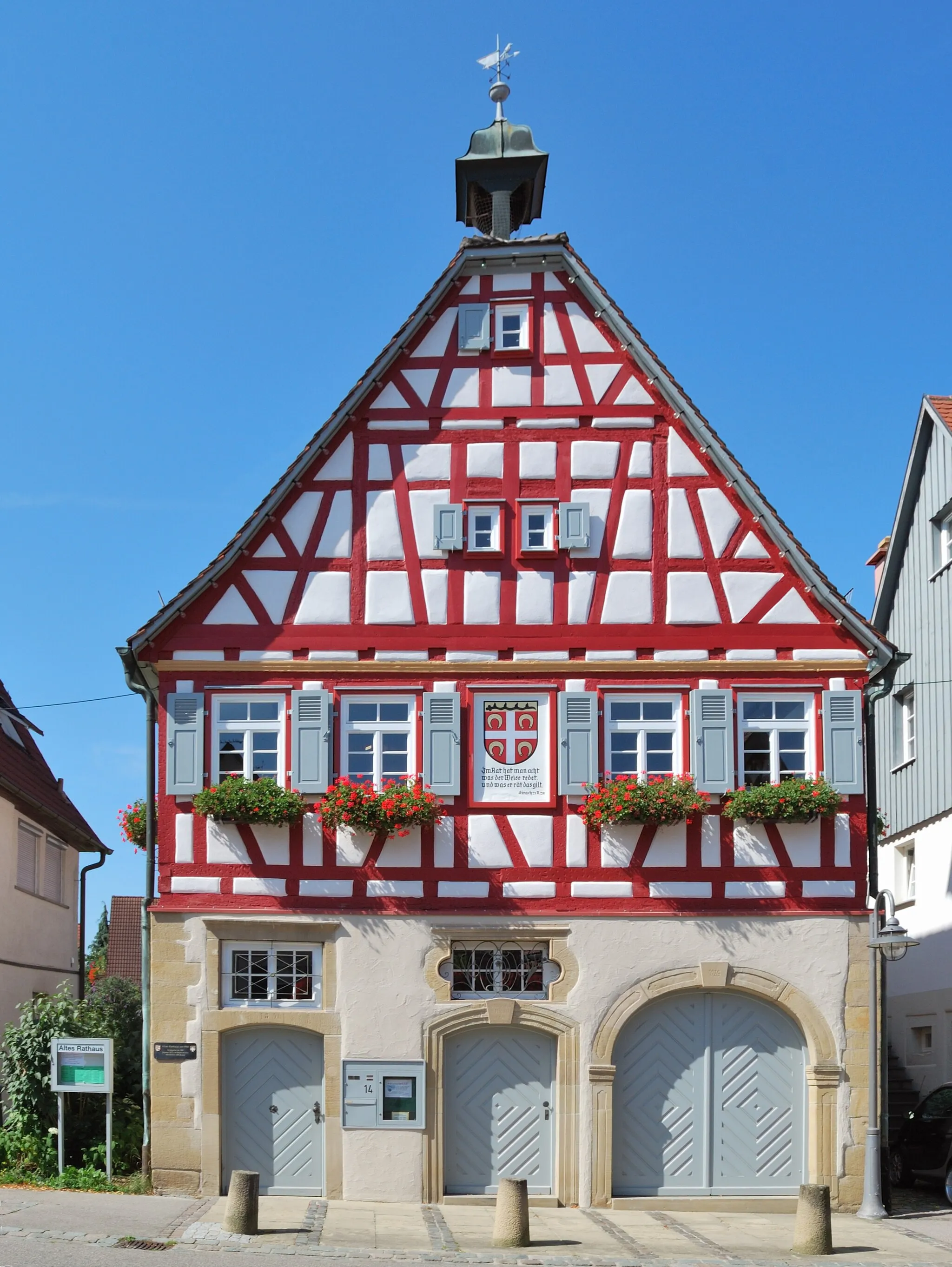 Photo showing: The former municipal hall in Schöckingen, Baden-Württemberg, Germany. The timber framed building from 1788 was rebuild in 1927 and serves since 1983 as a library and since 1987 as the towns museum.