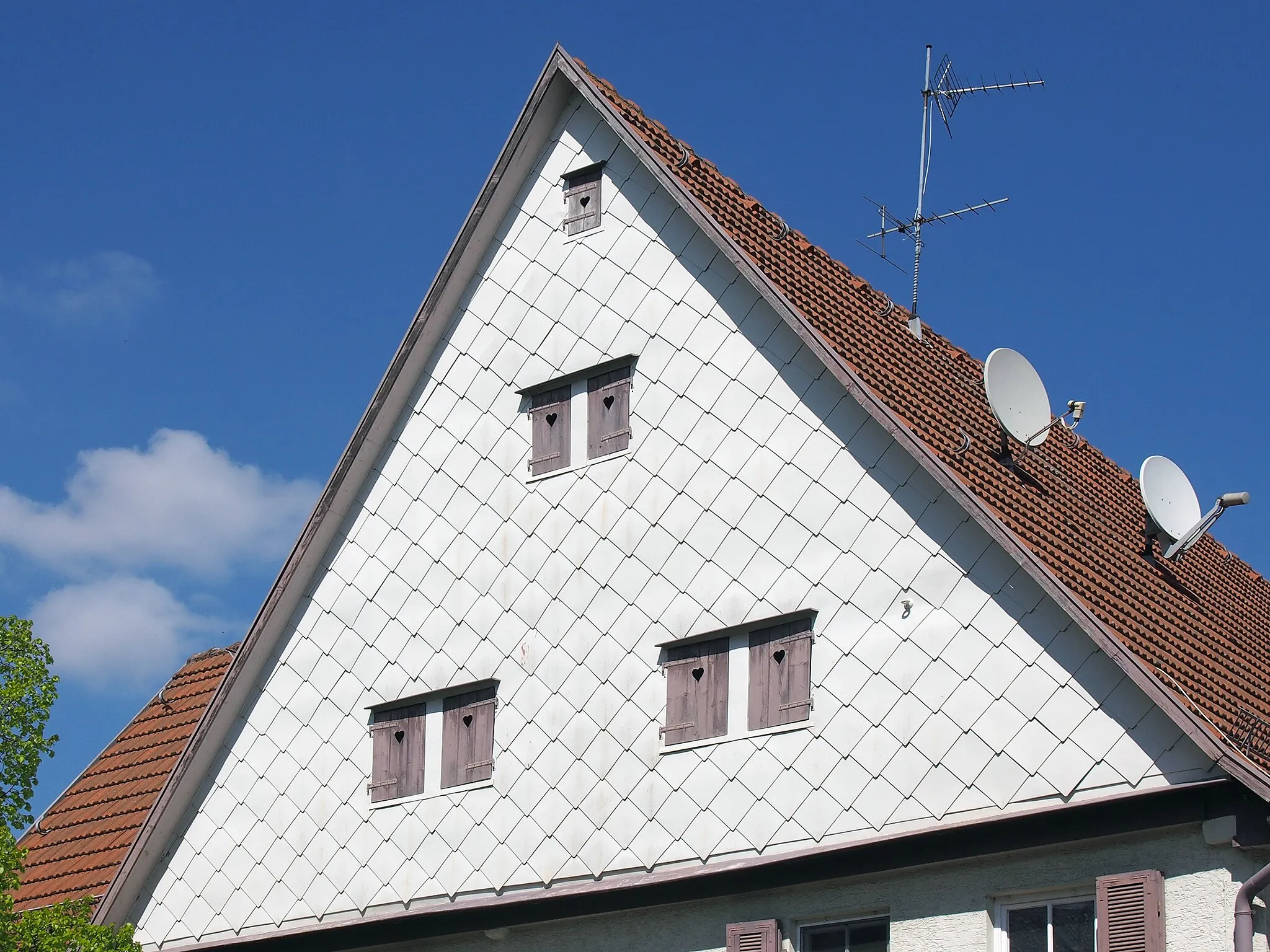 Photo showing: Sheet metal plates facade of a house in Schöckingen, German Federal State Baden-Württemberg.