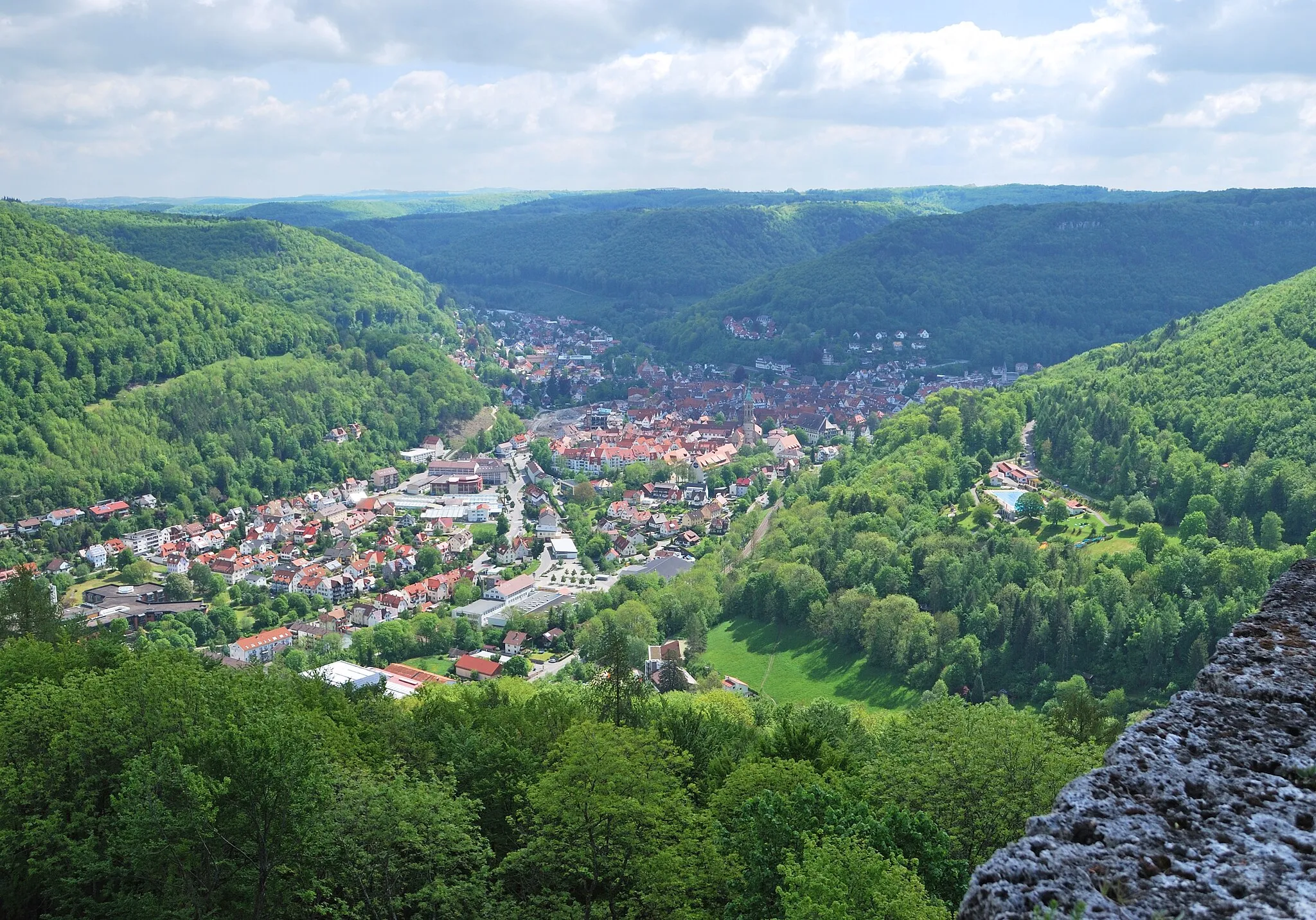 Photo showing: View of Bad Urach from the Castle Hohenurach in Swabian Jura in the German Federal State Baden-Württemberg.