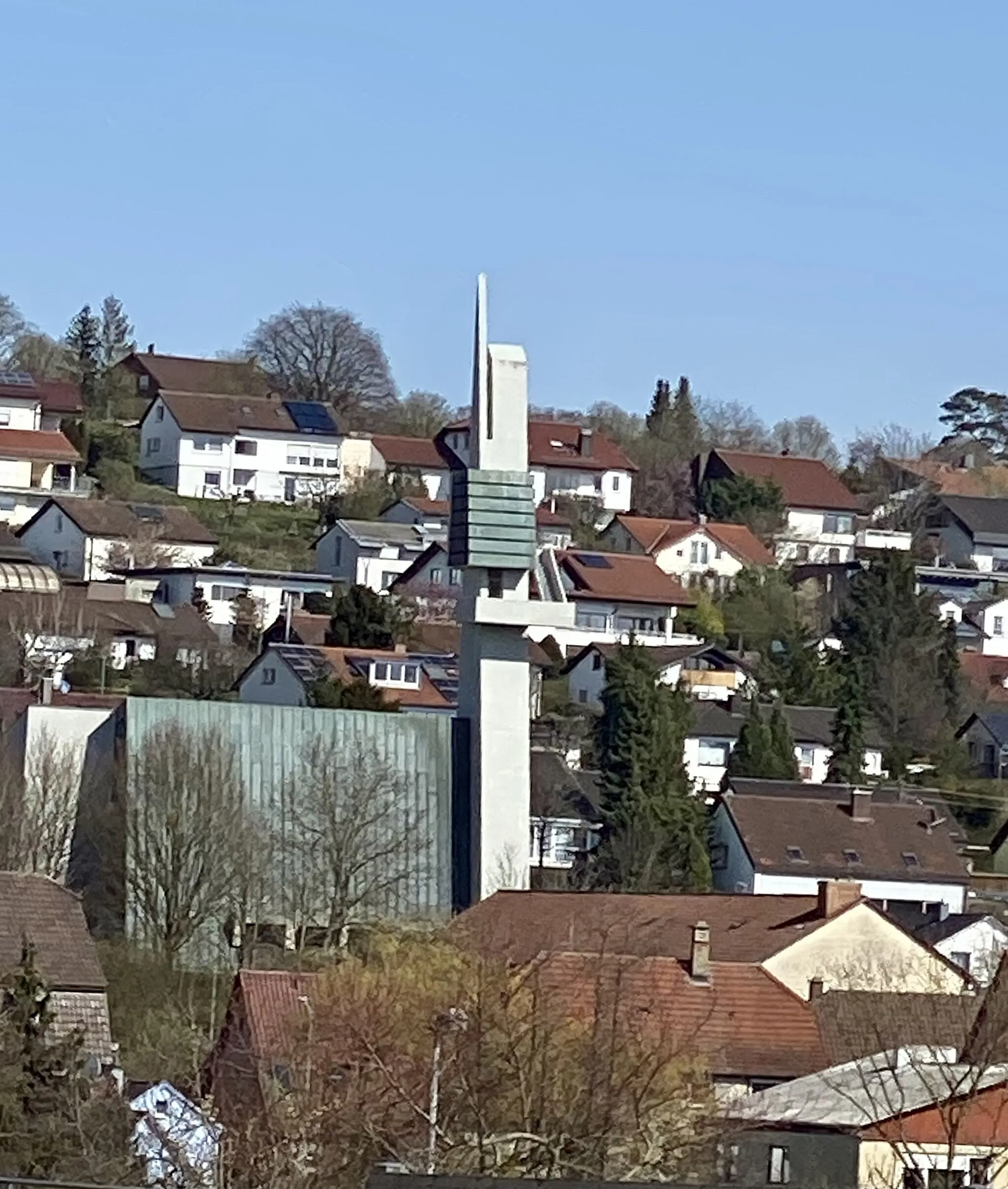 Photo showing: Göppingen-Jebenhausen: View of the Jakob-Andreä-Kirche and the buildings on the Schulberg. The evangelical church with the distinctive steeple was inaugurated in 1966.