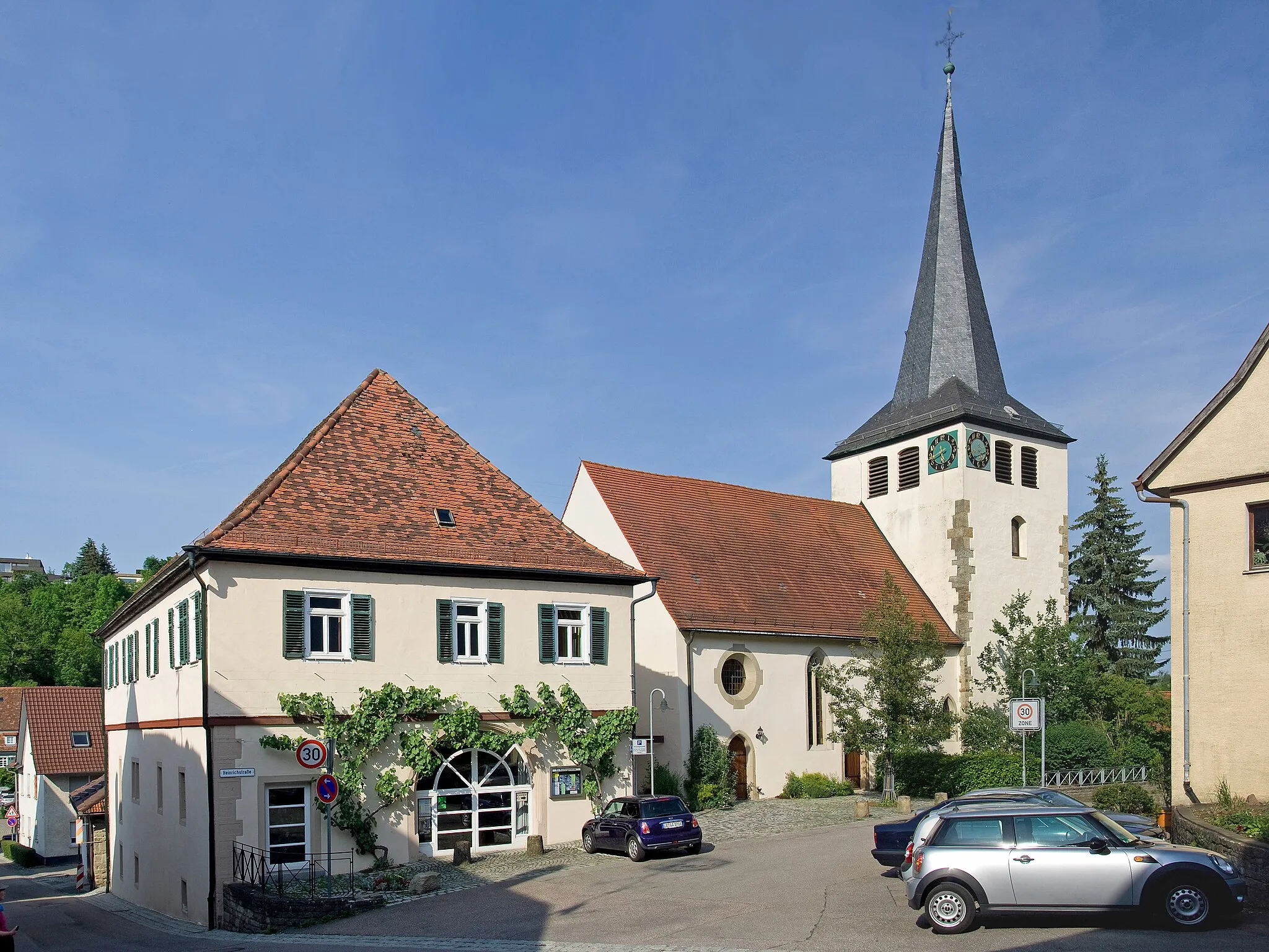 Photo showing: Denkmalgeschütztes Pfarrhaus und Kirche St.-Johannes in Aurich