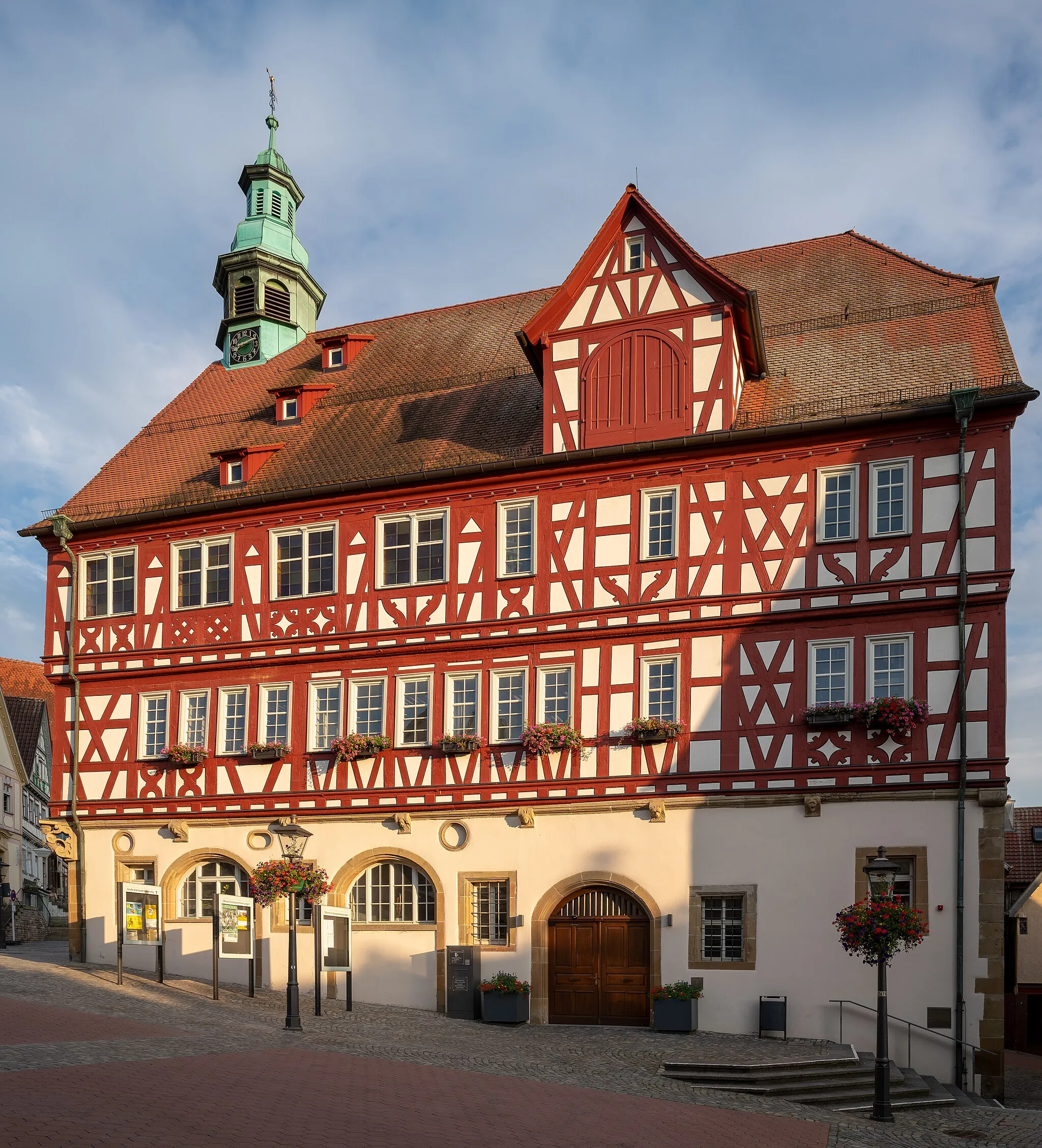 Photo showing: Das denkmalgeschützte alte Fachwerk-Rathaus im Zentrum von Backnang (Rems-Murr-Kreis). Aufnahme von Nord-Nordwesten mit Abendsonne.