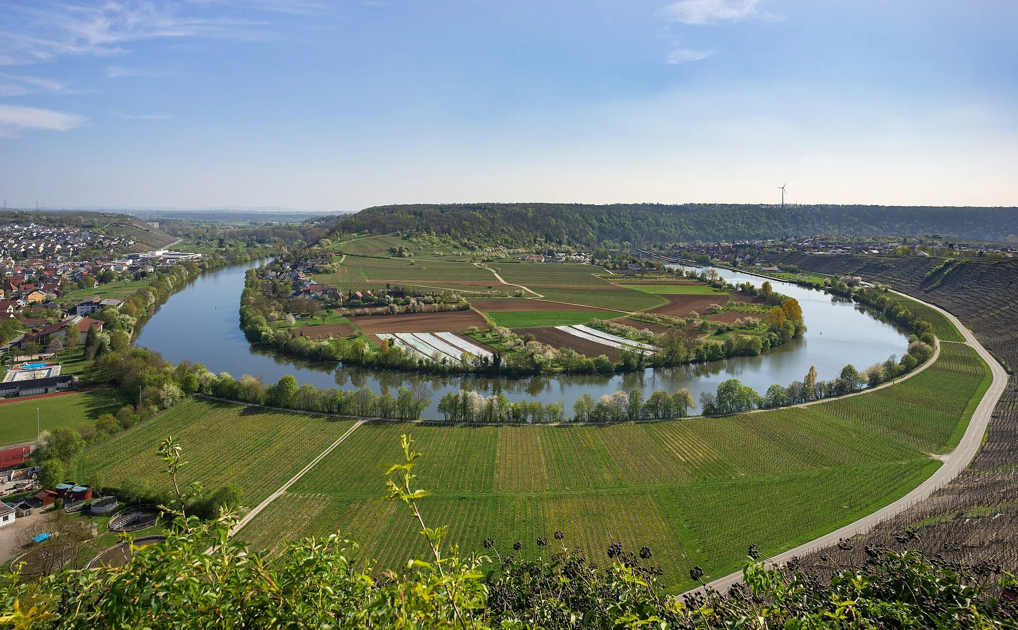 Photo showing: Mundelsheim, Germany: view from the so-called Käsbergkanzel on the Käsberg mountain over the loop of river Neckar between Mundelsheim (left) and Hessigheim (right).  Many areas visible in the photo belong to various proteced landscape areas.