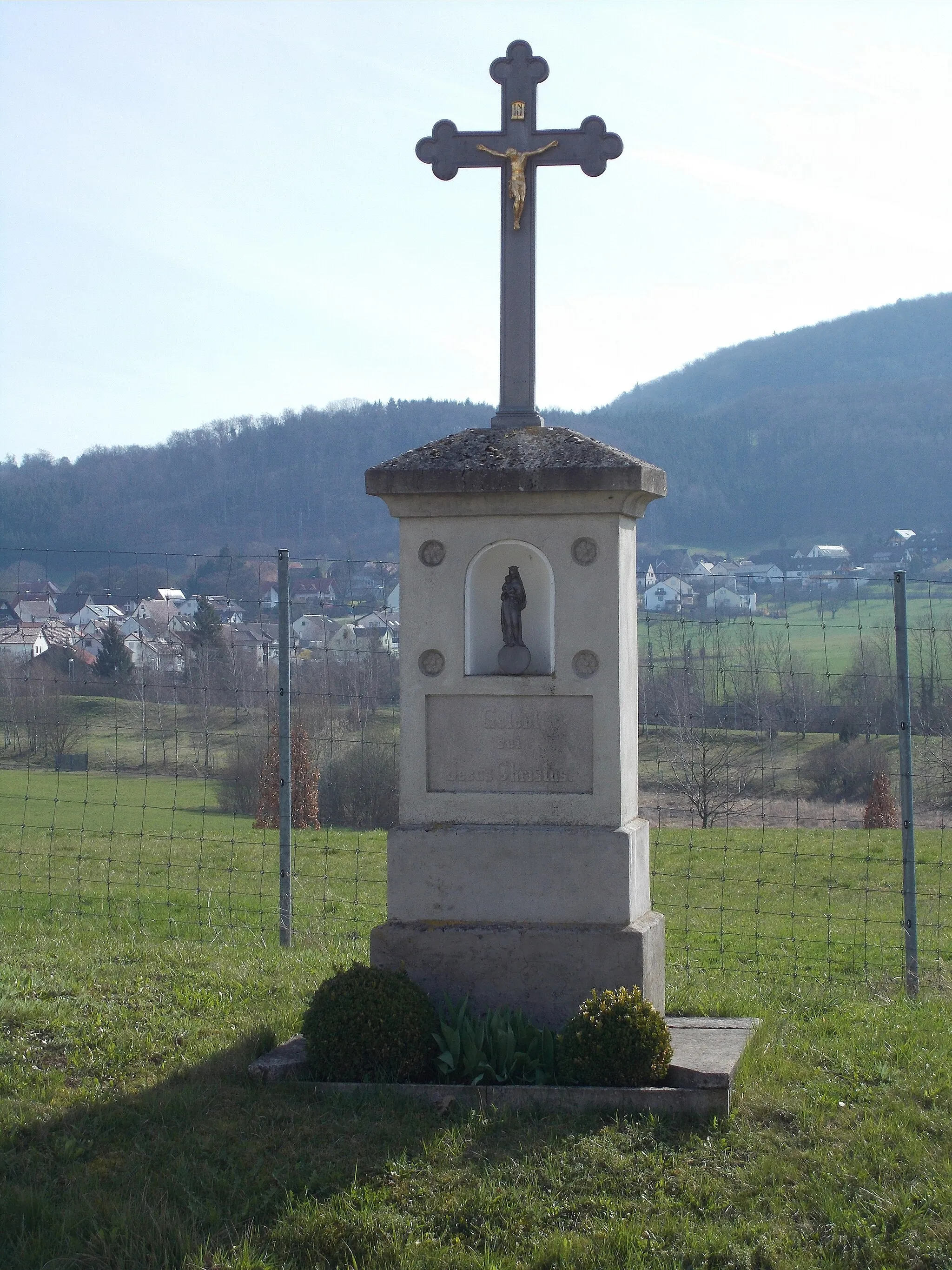 Photo showing: Eisenkreuz; Maria im Steinsockel