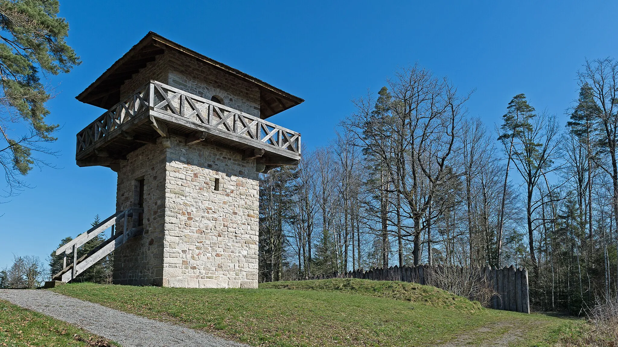 Photo showing: Rekonstruktion des Limeswachturms WP 9/83 bei Großerlach-Grab in angelegter Schneise mit Wall, Graben und Palisade.