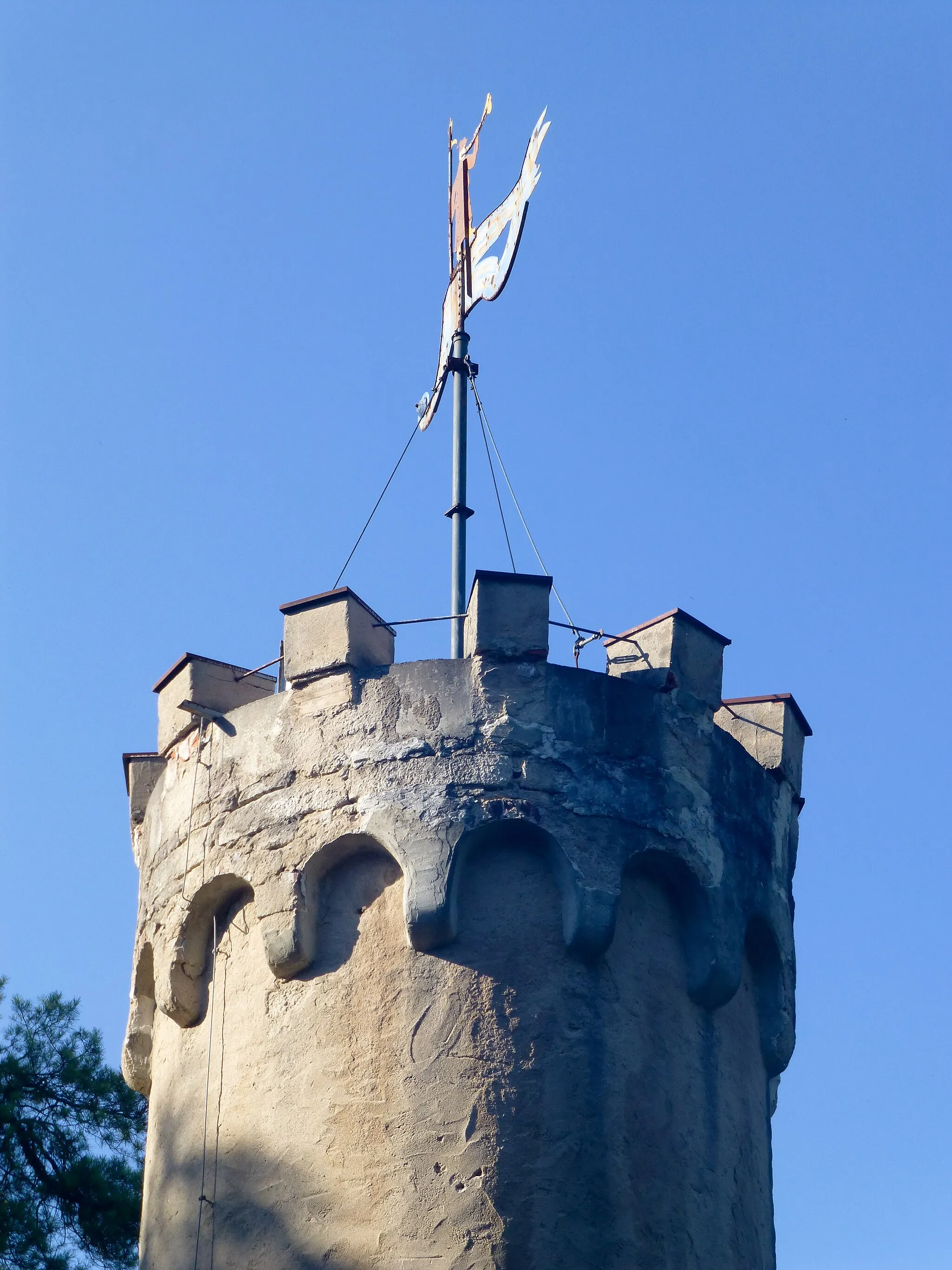 Photo showing: Wartbergturm (Künzelsau); Detailaufnahme mit Zinnenkranz am Turmkopf