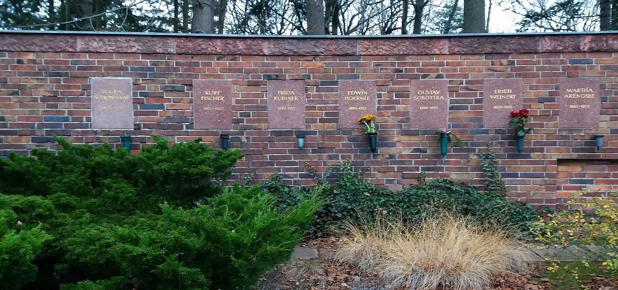 Photo showing: Gedenkstätte der Sozialisten - section A (Ringmauer) Urnenbestattungen