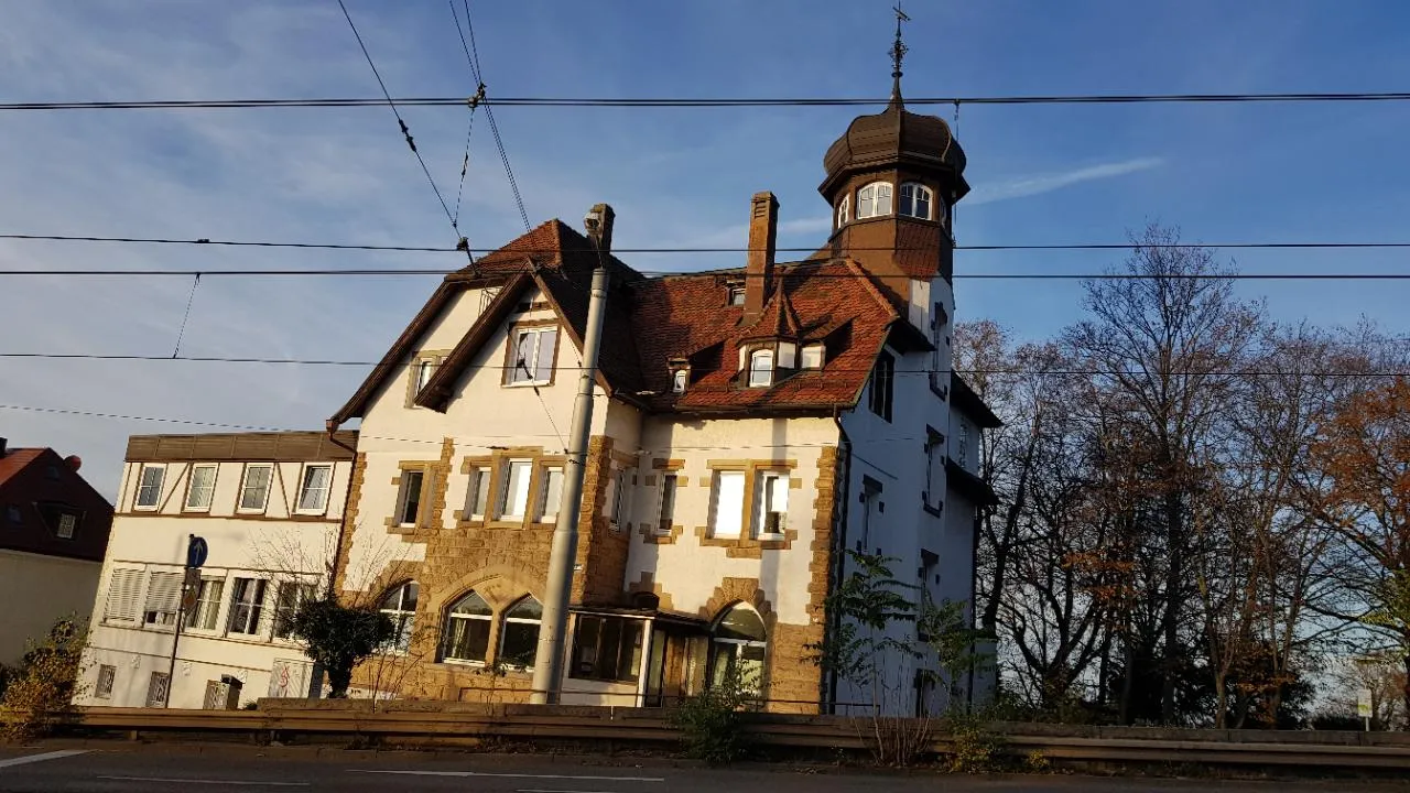 Photo showing: Markantes Gebäude, das einen am Ortseingang nach Stuttgart-Ost grüßt. Heute Teil der Merz-Schule