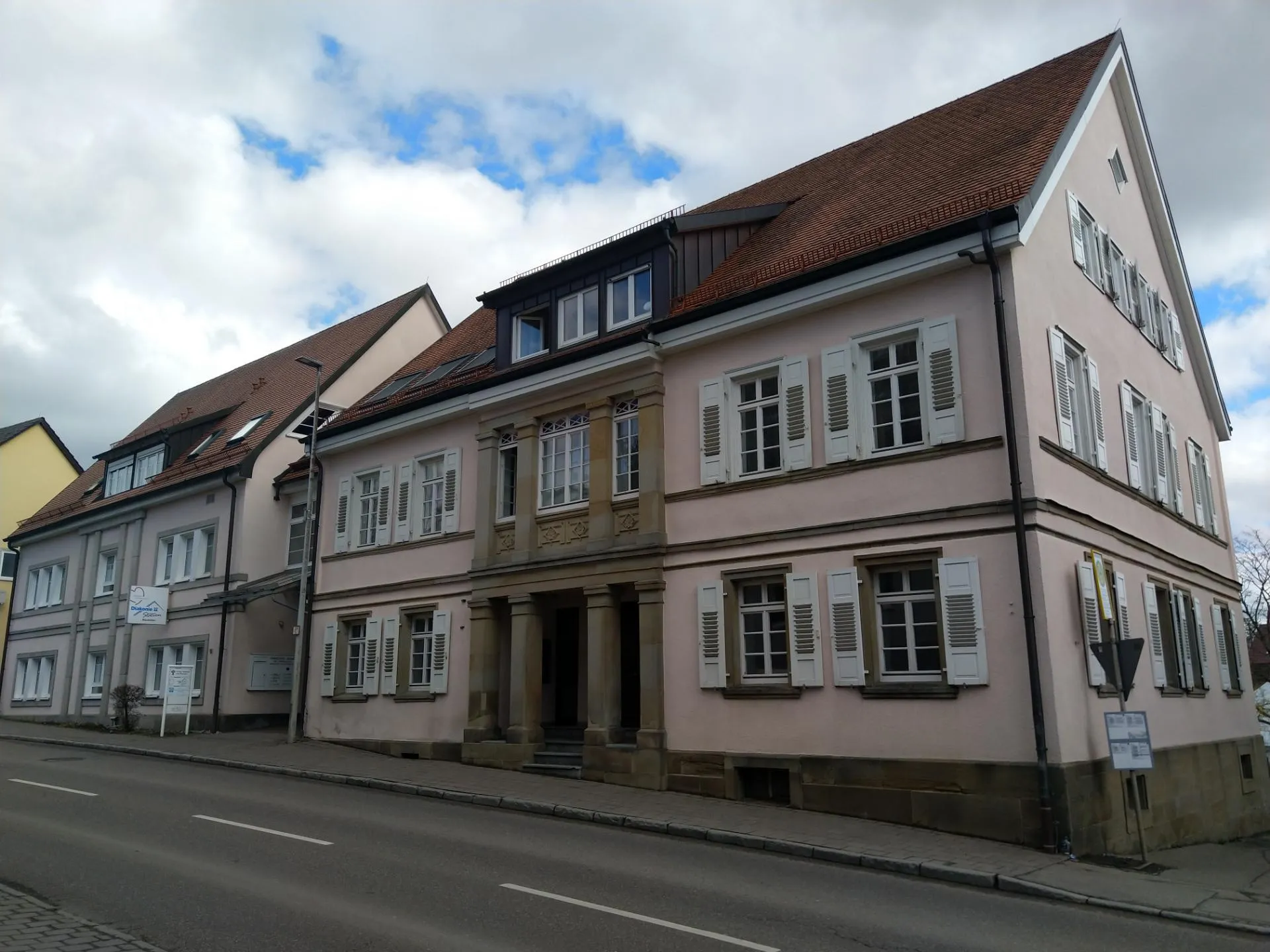 Photo showing: Evangelisches Gemeindehaus in Blaufelden aus dem 18. Jahrhundert mit (post)moderner Erweiterung