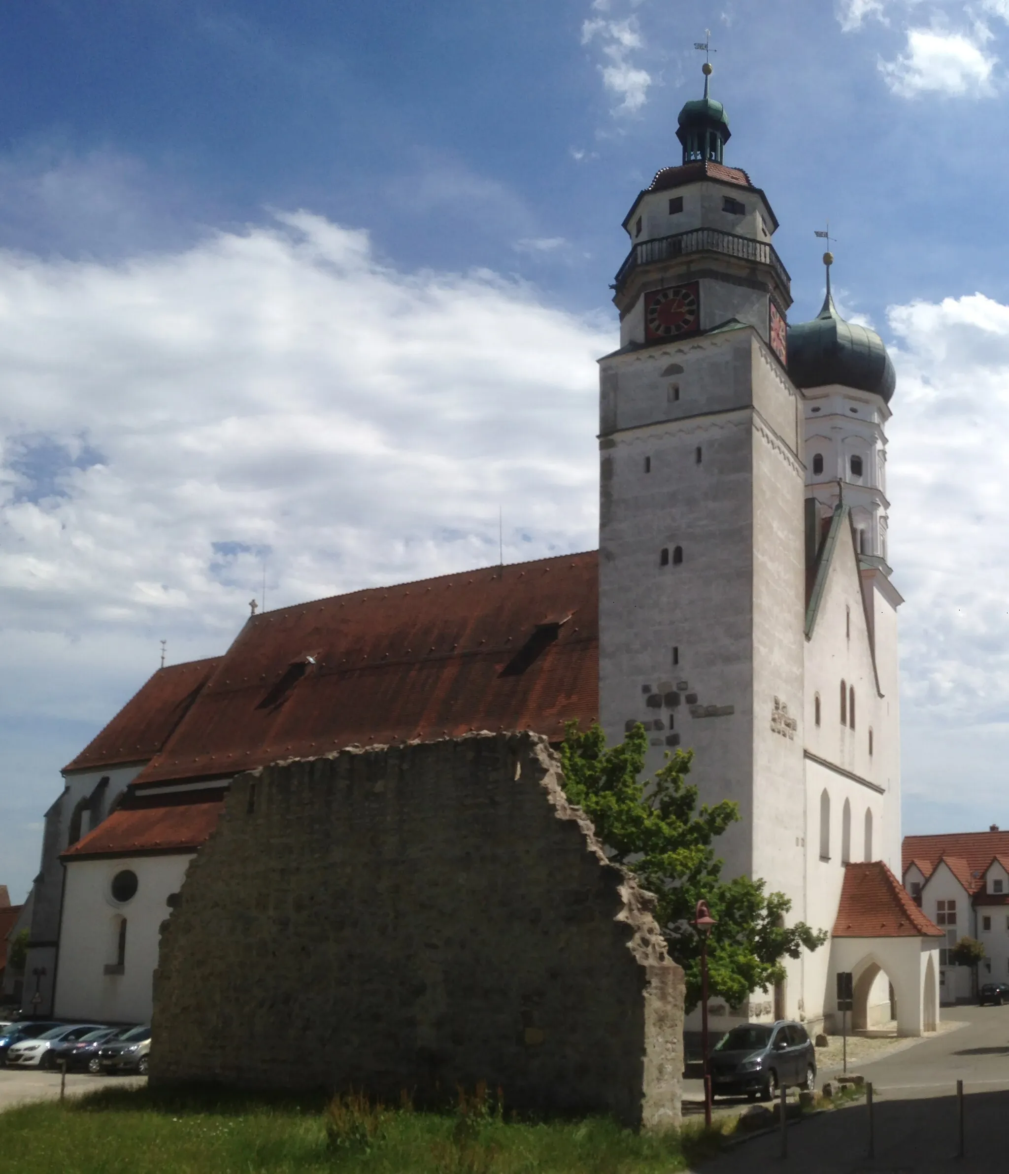 Photo showing: Evangelische Stadtkirche (Giengen) mit Rest der Stadtmauer im Vordergrund