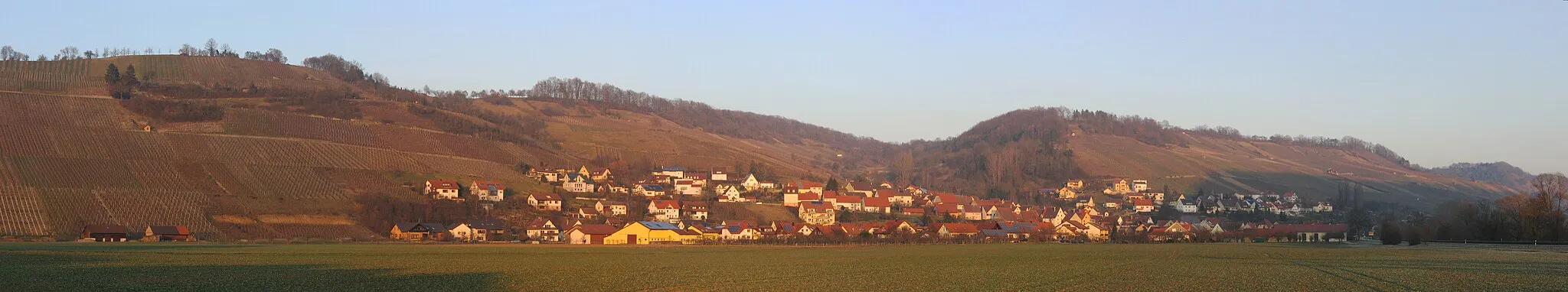 Photo showing: Criesbach im Kochertal, Blick vom Gewerbegebiet aus. Aus sechs Digitalbildern mit den Programmen Hugin und Enblend zusammengesetzes Panoramabild