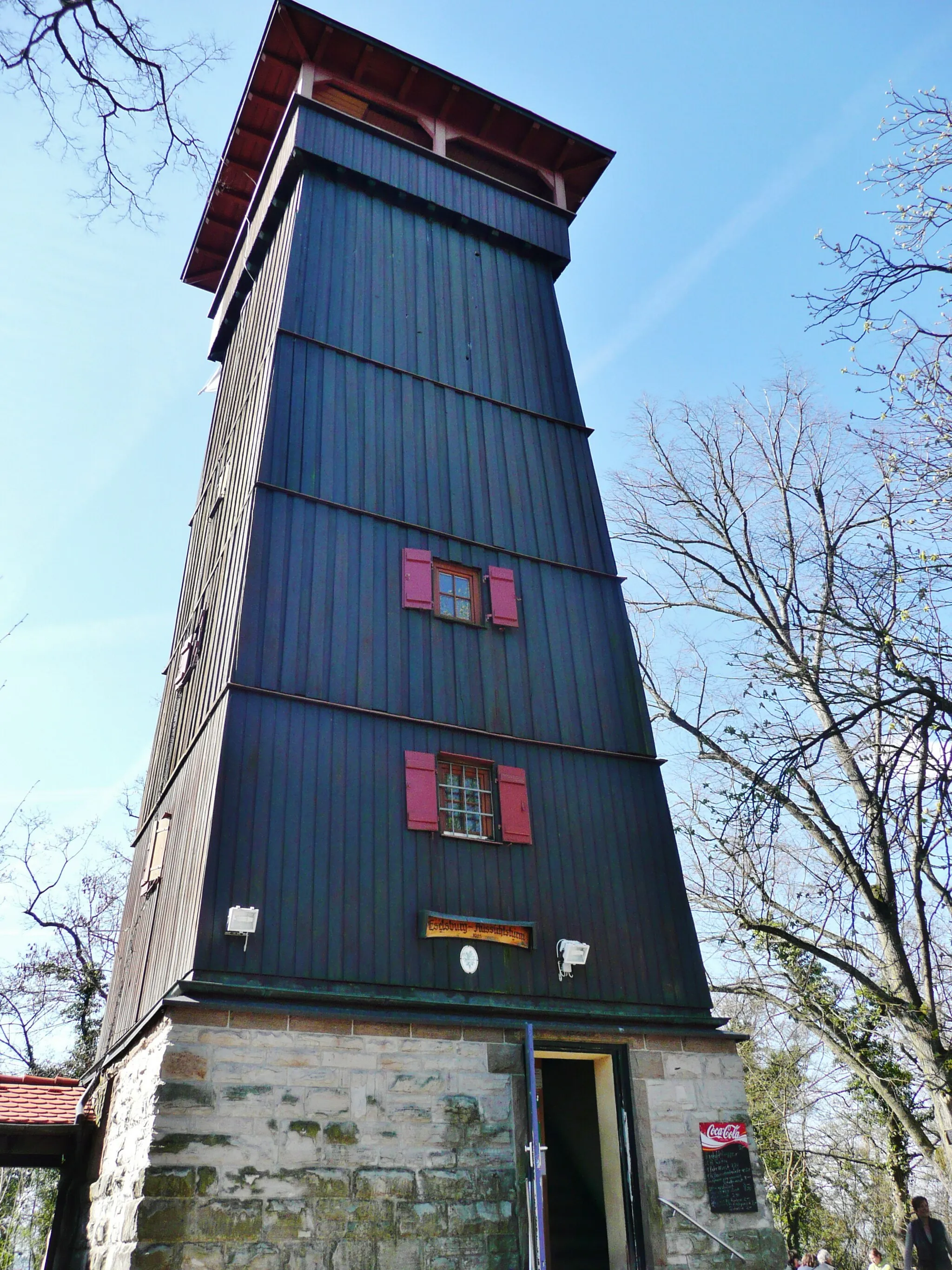 Photo showing: Eselsburgturm oberhalb von Ensingen: Am Ostende des südlichsten der drei Strombergzüge errichtete der Schwäbische Albverein 1925 einen verschalten Holzturm auf einem Werksteinsockel mit einer kleinen Schankwirtschaft und einer offenen Schutzhütte. Die Herren der Eselsburg waren ein mittelalterliches Adelsgeschlecht in Schwaben, die schon vor 1140 eine Burg auf dem Auenbühl bei Rechentshofen (Sachsenheim) besaßen und sich zwischen 1140 und 1194 die Eselsburg erbauten.