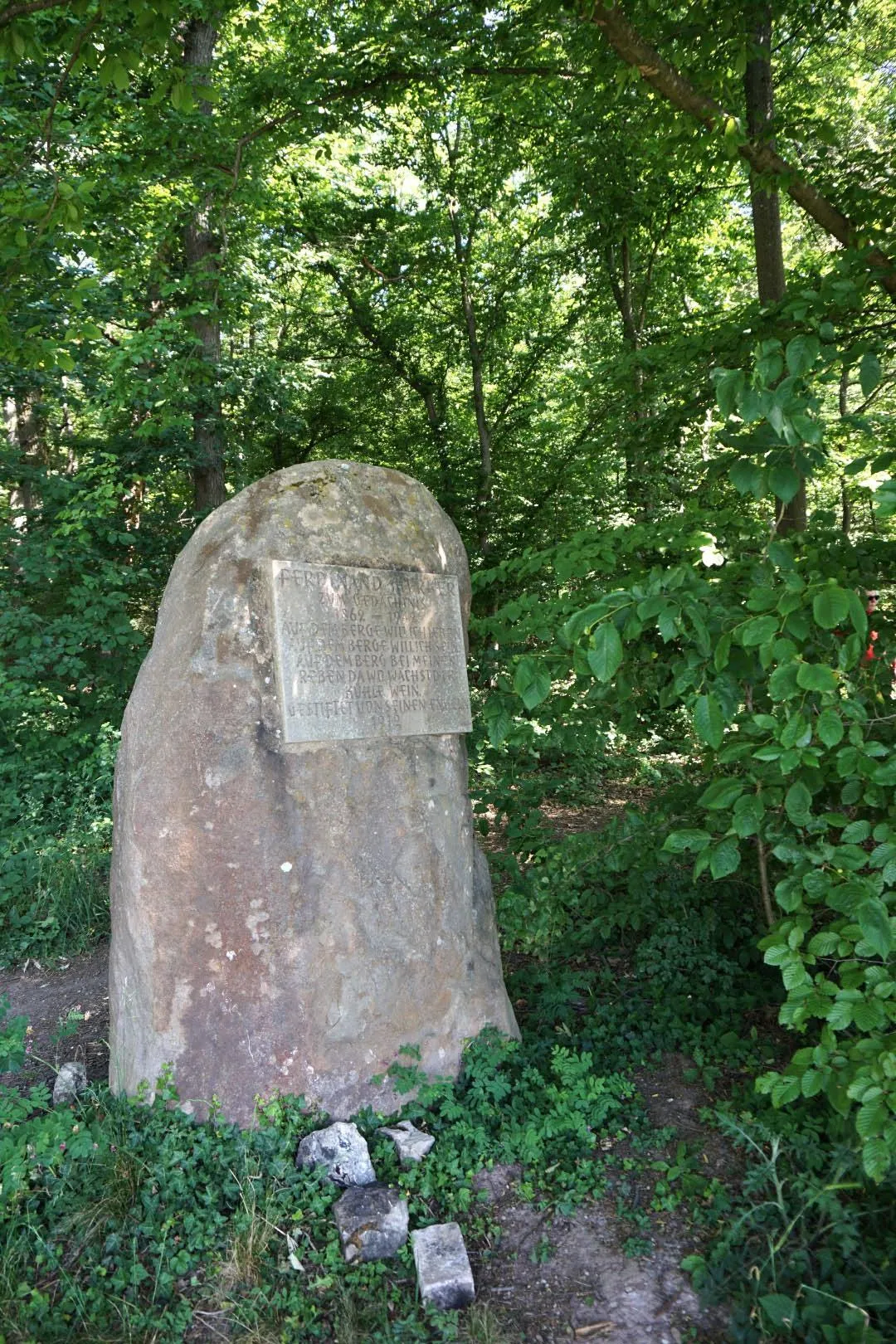 Photo showing: Gedenkstein, der an Ferdinand Merker (1862 –1 942), „Horrheims  dichtenden Wengerter“, erinnert.