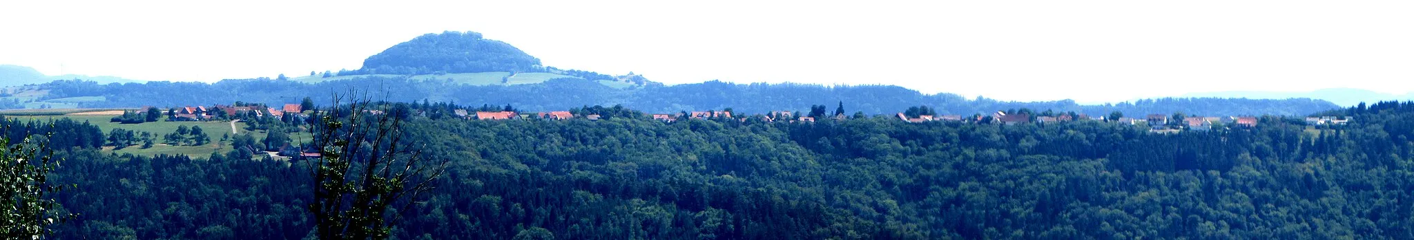 Photo showing: Rattenharz, seen from Hohberg hill. Hohenstaufen mountain is in the background.