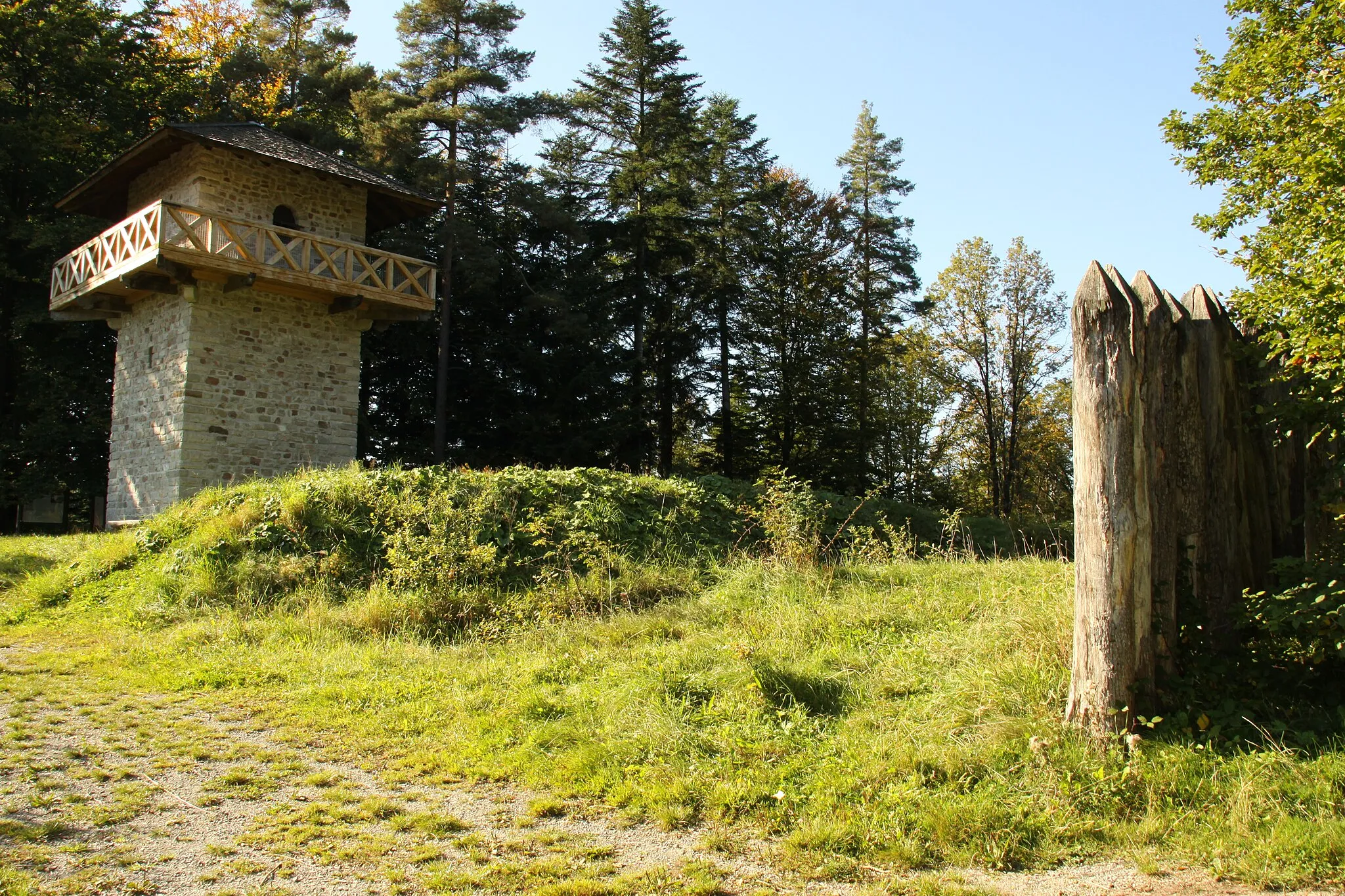 Photo showing: 1981/82 rekonstruierter Limesabschnitt mit Wachturm (Wp 9/83) bei Großerlach-Grab (Rems-Murr-Kreis).