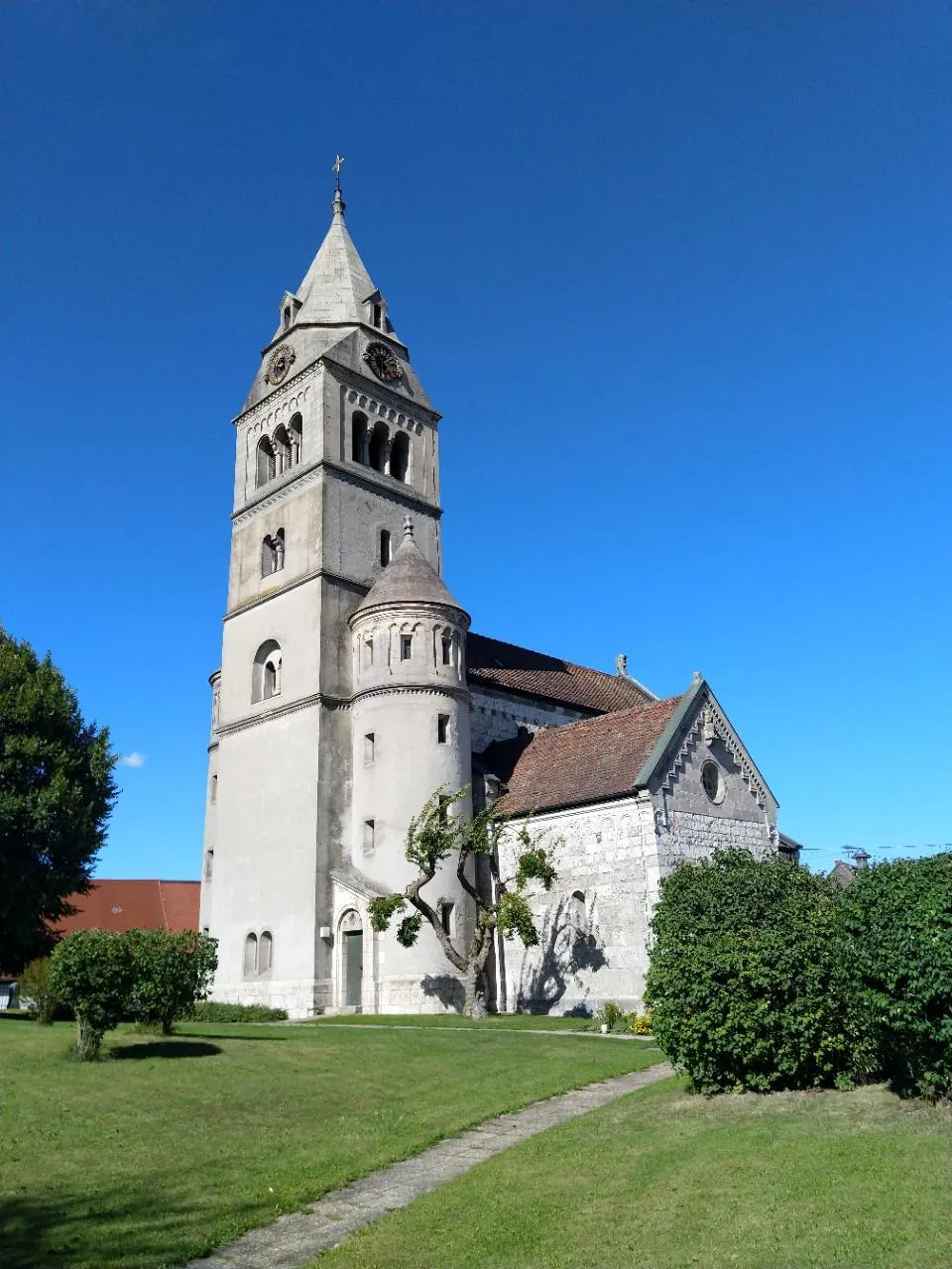Photo showing: Die weithin sichtbare Pfarrkirche in Brenz ist ein landesweit bedeutendes Dokument romanischer Kirchenbaukunst mit einem guten Schuss Neuromanik.