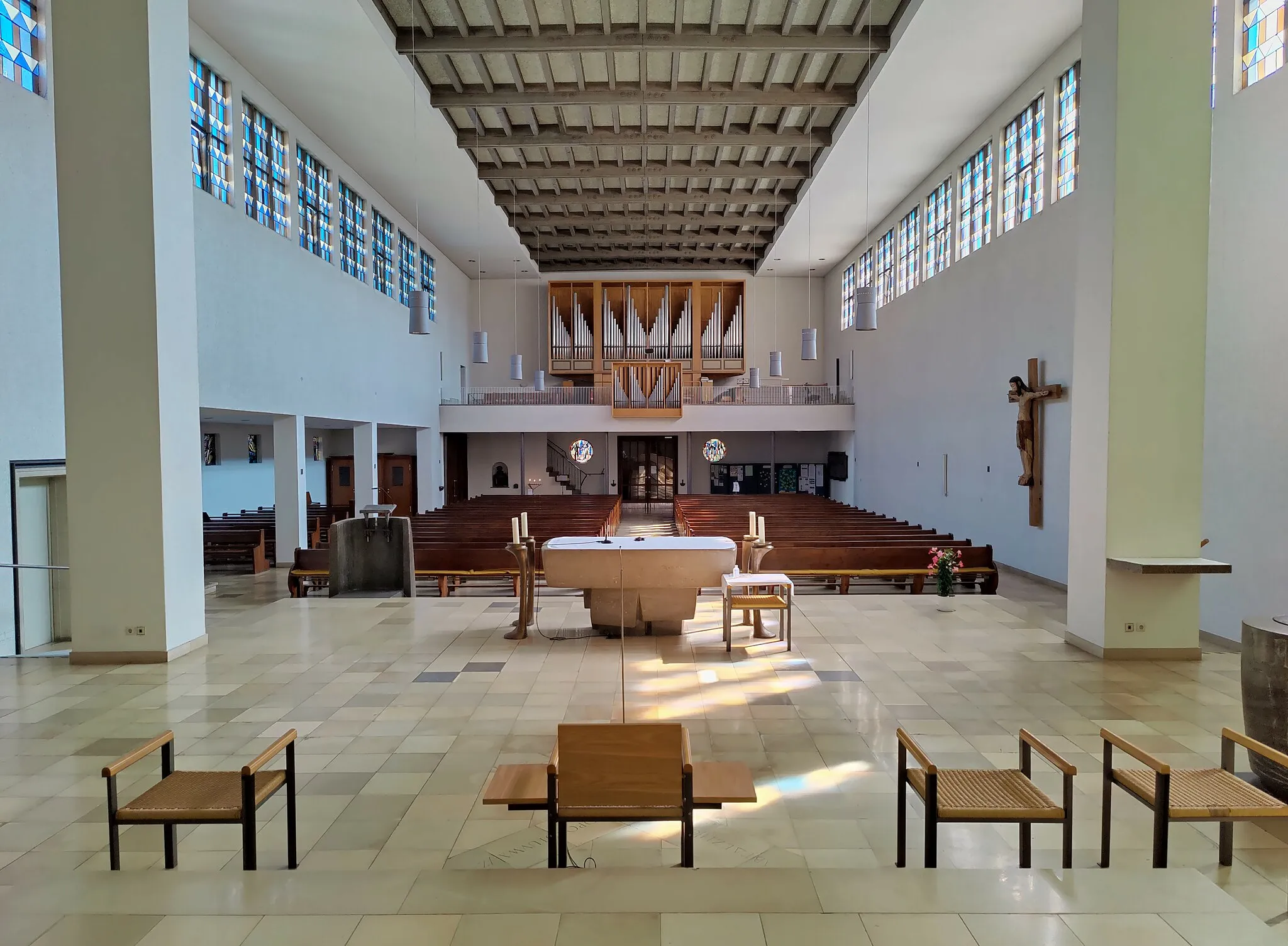 Photo showing: Innenraum mit Rieger-Orgel (II/P/22, 1963, überholt 2018) der katholischen Pfarrkirche St. Michael Stuttgart-Sillenbuch, Baden-Württemberg, Deutschland