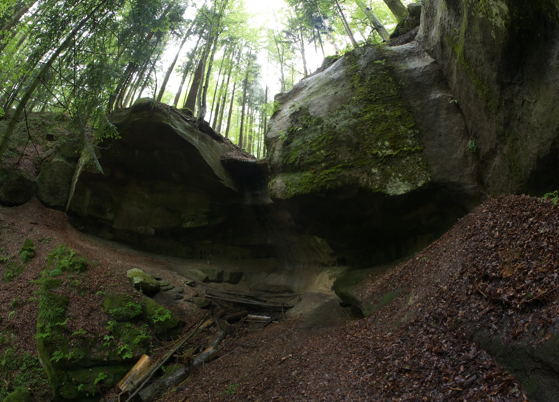 Photo showing: Grotto in the Geldmacherklinge (natural monument; ravine near Welzheim in Baden-Württemberg, Germany)