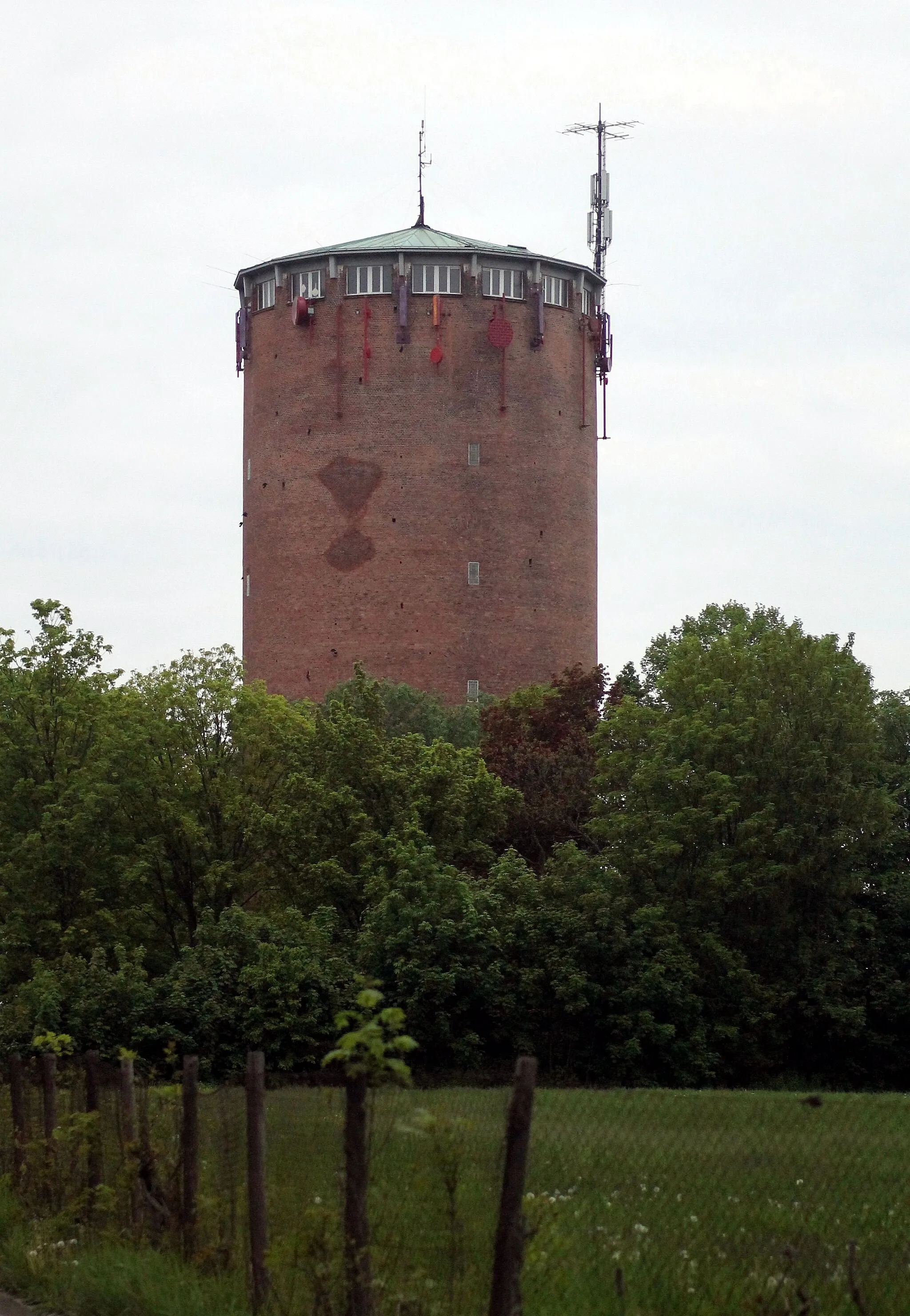Photo showing: Ludwigsburg-Fürstenhügel Water Tower
Camera location 48° 53′ 02.13″ N, 9° 10′ 45.76″ E View this and other nearby images on: OpenStreetMap 48.883926;    9.179378