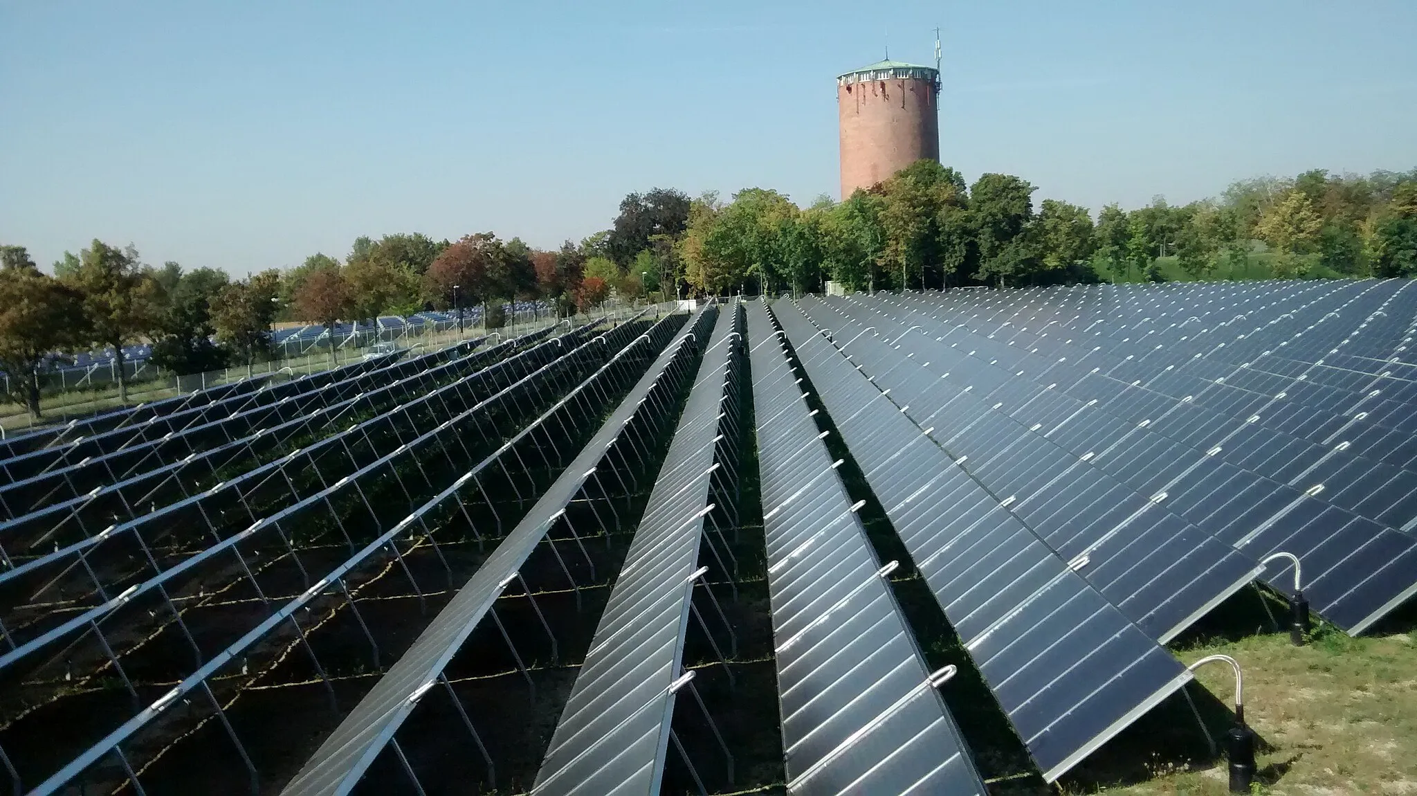 Photo showing: Solarthermie-Anlage in Ludwigsburg am Römerhügel. Im Hintergrund der Wasserturm Ludwigsburg-Fürstenhügel.