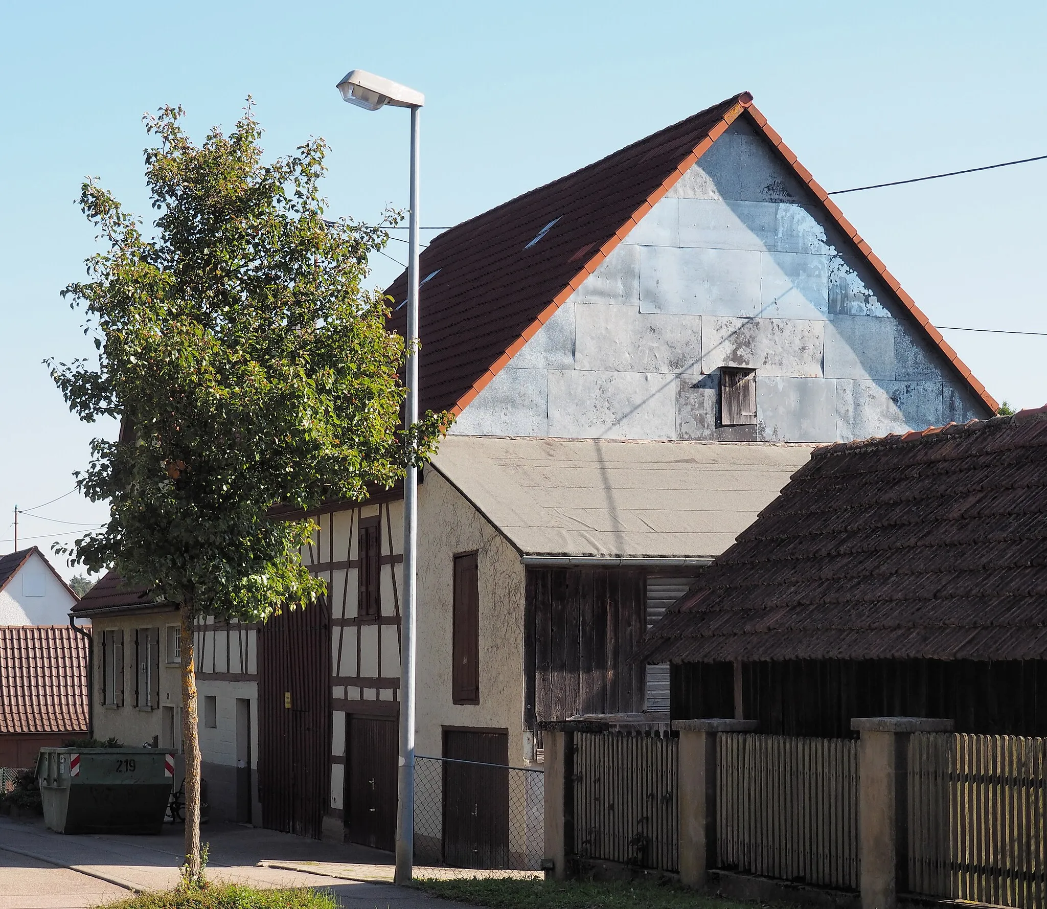 Photo showing: House with sheet metal plates on the west facade, Hauptstraße 38 in Perouse, German Federal State Baden-Württemberg.