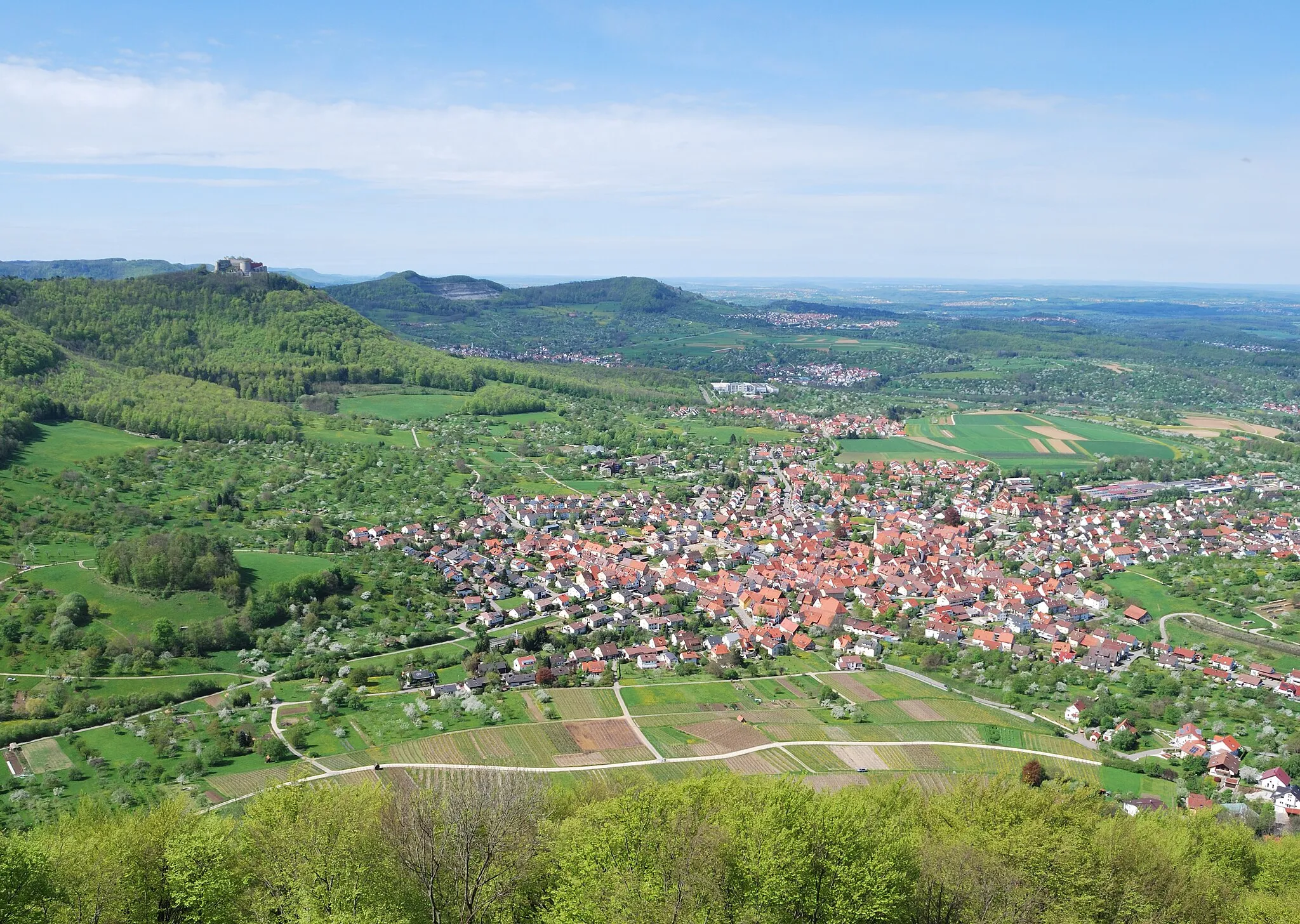 Photo showing: Beuren and the Hohenneuffen Castle in Swabian Jura in the German Federal State Baden-Württemberg, seen from the Beuren Rock.