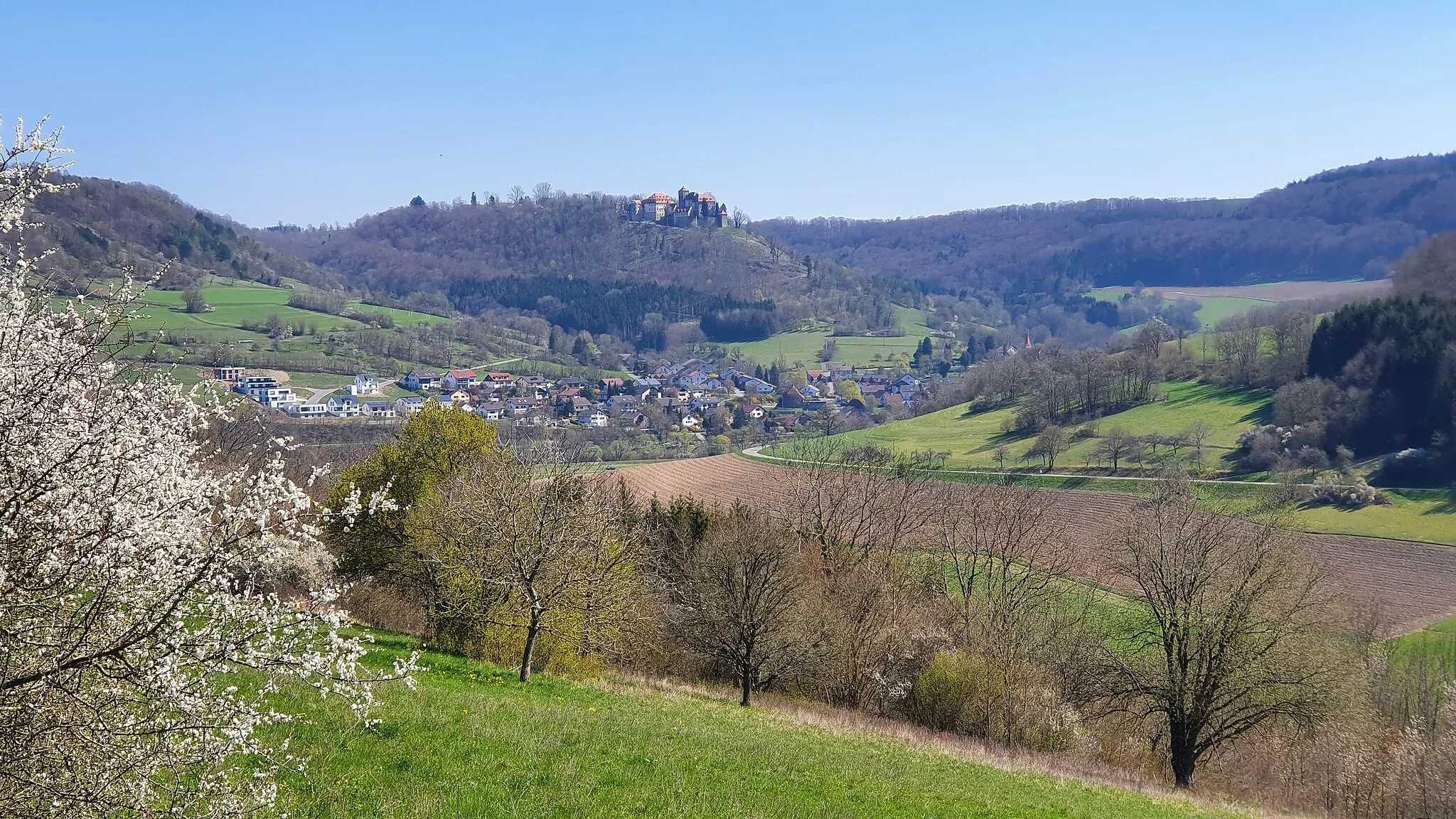 Photo showing: Auf einer Bergnase tront die Ritterburg Stetten hoch über dem Ort Kocherstetten
