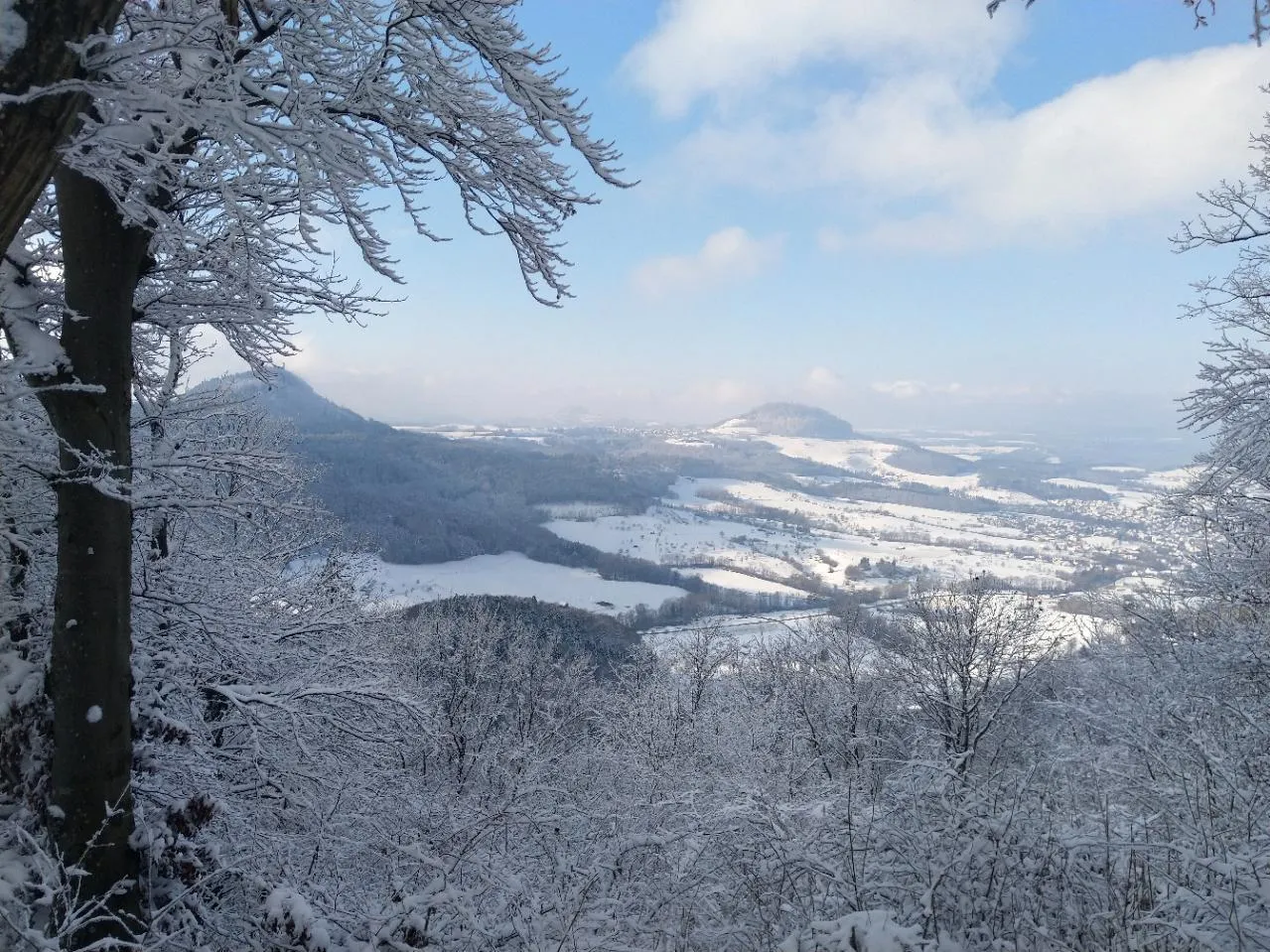 Photo showing: Von Hornberg hat man einen traumhaften Blick auf die winterlich verschneiten Drei-Kaiser-Berge im Albvorland bei Göppingen