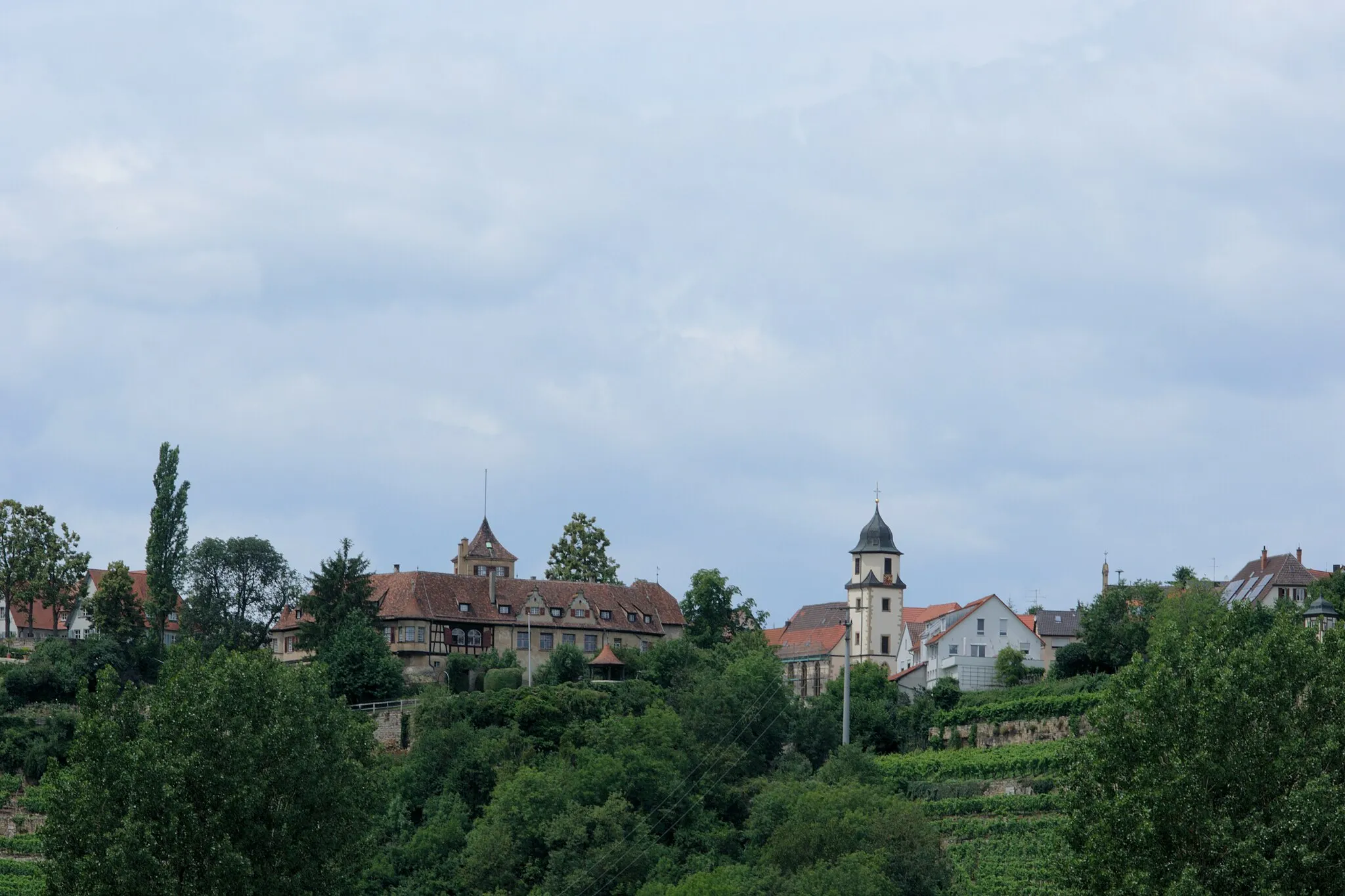 Photo showing: Castle and St. George's church of Kleiningerheim, seen from the Neckar valley