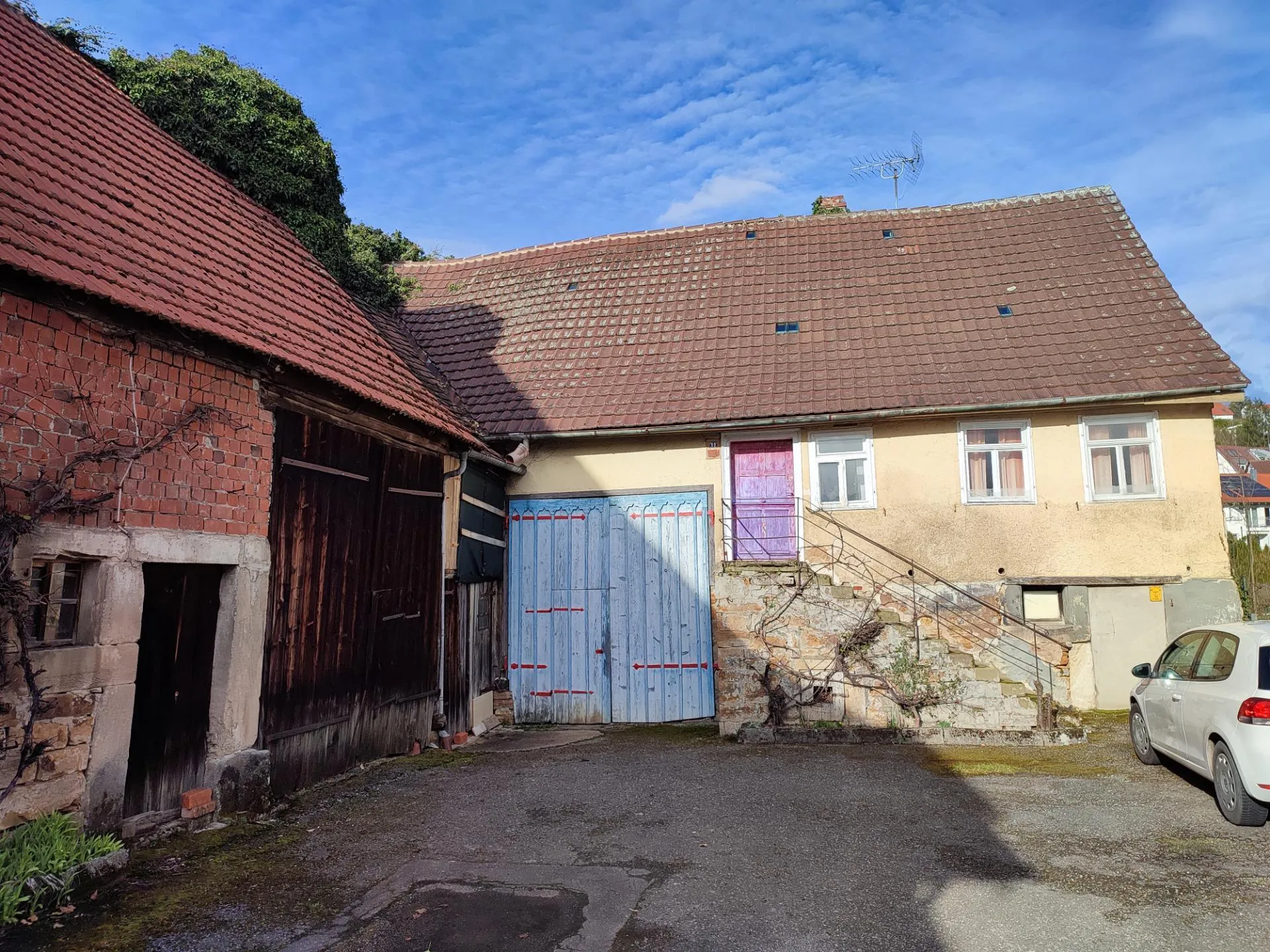 Photo showing: Zeitkapsel 3 im Filder-Häusermeer - eingeklemmt zwischen Neubauten ein altes Häusle in Scharnhausen
