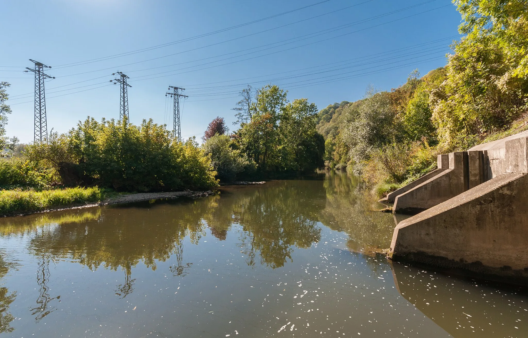 Photo showing: Unterwasseraustritt des Wasserkraftwerks Ohrnberg in den Kocher, Flussabwärts gesehen.