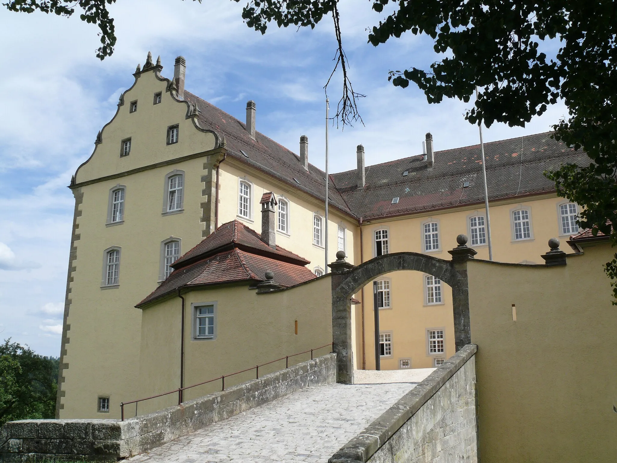 Photo showing: View of the entrance to and of the northern part of Schloss Untergröningen (Abtsgmünd, Baden-Württemberg, Germany), seen from the west.
