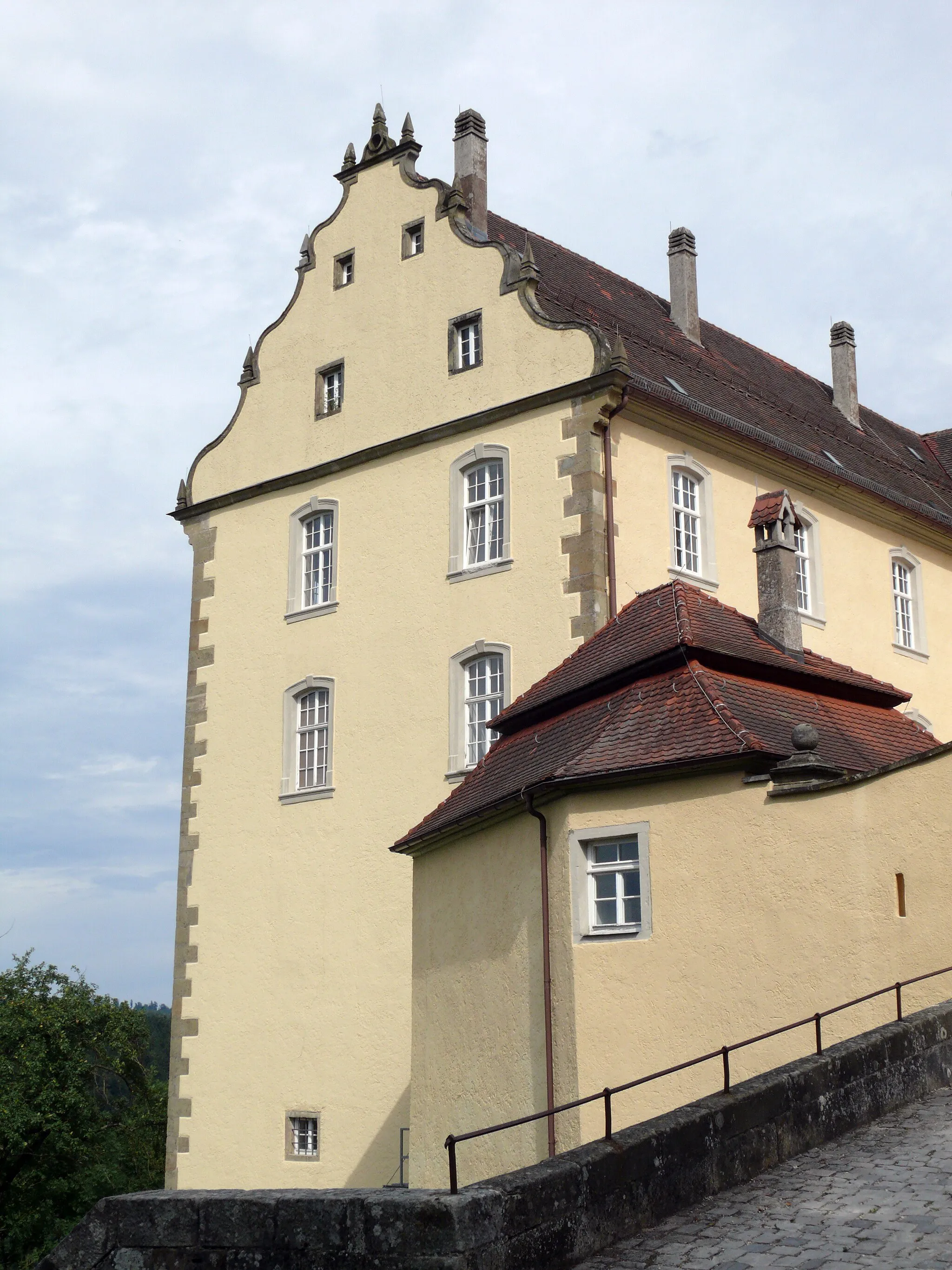 Photo showing: View of the northern part (with Renaissance gable) of Schloss Untergröningen (Abtsgmünd, Baden-Württemberg, Germany), seen from the west.