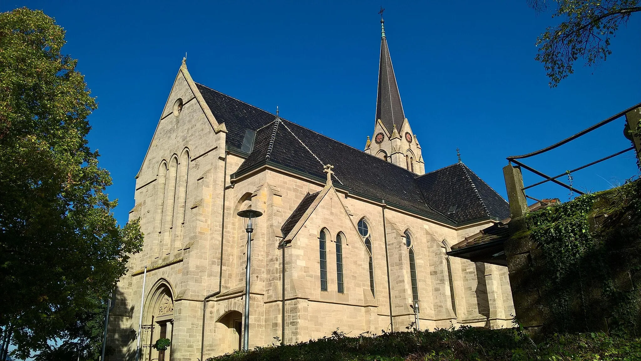 Photo showing: Außenansicht der Röhlinger Pfarrkirche St. Peter und Paul