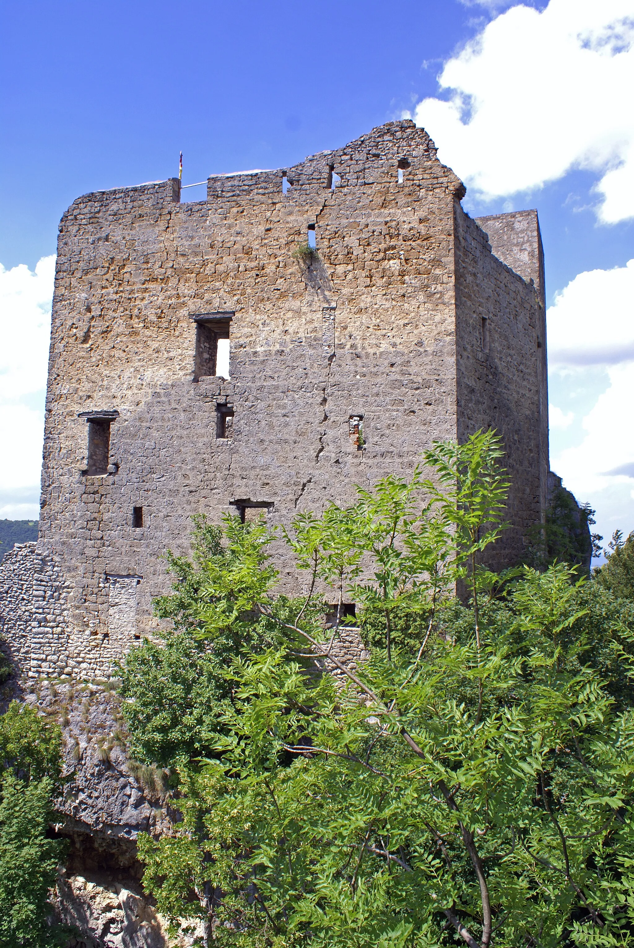 Photo showing: Burgruine Reußenstein, Südseite
1301   Erster Nachweis der Burg. Besitzer ist Ritter Diethoh vom Stein
1340   Die Burg geht in den Besitz der Ritter Konrad und Heinrich Reuß über
1371    Die Burg wird an Konrad von Randeck verkauft.  Ab da trägt die Burg den Namen Reußenstein
1387    Die Burg geht für eine Betrag von  2240 Gulden an den Neidlinger Ortsherrn Hans von Lichtenstein
1388    Reußenstein wird im Württemberger Städtekrieg gewaltsam besetzt.
1419    Der Besitz der Burg geht an Fritz von Sachsenheim ( Schwarzfritz) und Heinrich von Mannskerl über
1454    Die Burg wird für ein Jahr durch die Württemberger besetzt.
15. Jh.  Gegen Ende des Jahrhundert wurde die Burg  nochmals ausgebaut und verstärkt. Letzter Bewohner der Burg war Graf Ludwig von Helfenstein, der 1525 von aufständischen Bauern umgebracht wurde.
1569    Der kirchheimer Vogt Hans von Remchingen beschreibt Reußenstein als verlassene Burg, die  nunmehr als Steinbruch für andere Gebäude diene.
1627   Die Ruine kommt mit der Herrschaft Wiesensteig in den Besitz Bayerns und Derer von Fürstenberg.
1806   Der Reußenstein und Wiesensteig geht in den Besitz von Württemberg über.
Die Ruine liegt südlich von Neidlingen an der westlichen schwäbischen Alb in BW. Man kann sie zu Fuß oder mit dem Auto erreichen. Sollten sie auf dem Parkplatz an der K1430 parken, trauen sie den Hinweisschildern zur Ruine nicht. Die führen in die Irre. Die Ruine ist das ganze Jahr über frei zugänglich. johannes heribert pohl