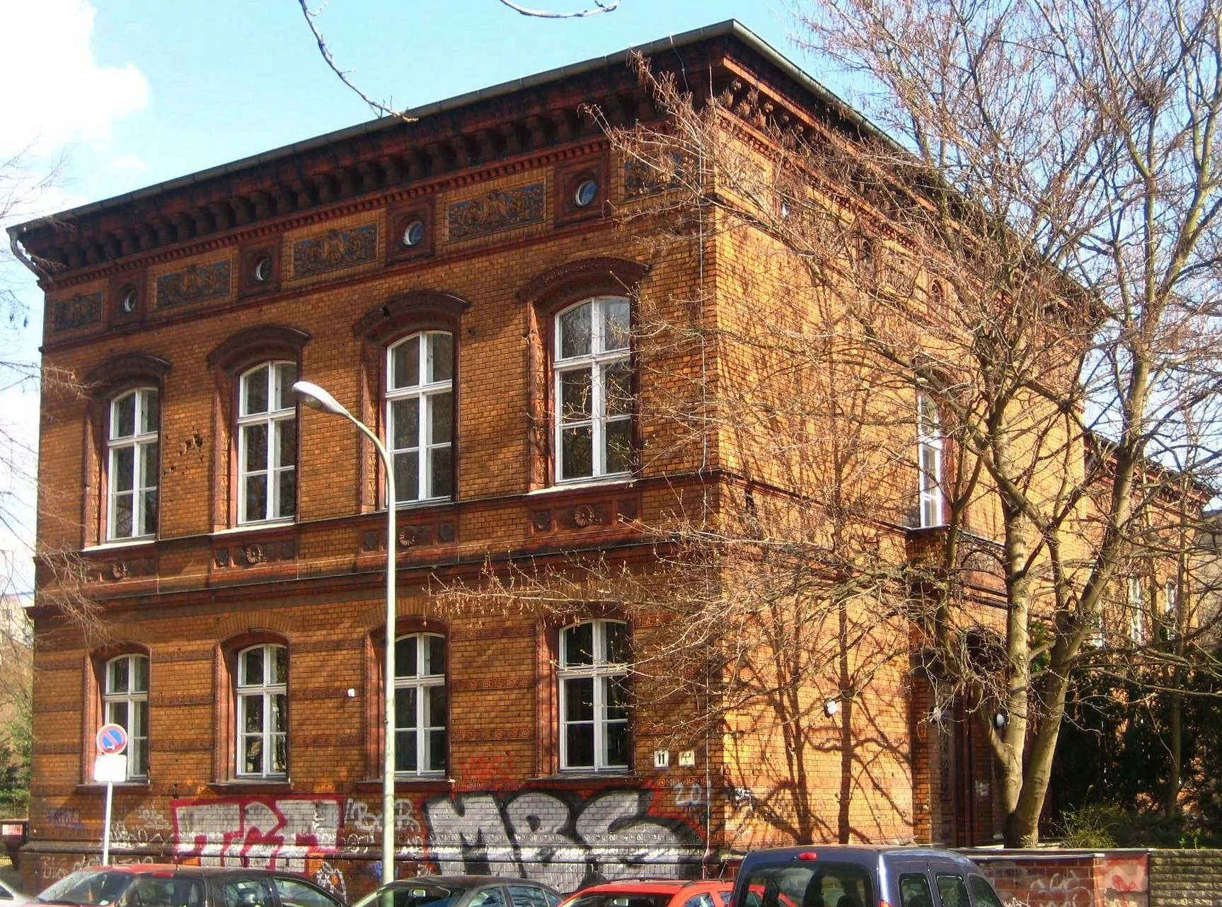 Photo showing: Former principal residence of the Margareten Lyceum (school for girls) at Ifflandstraße 11 in Berlin-Mitte. The school complex was built from 1884 to 1885 to a design by Hermann Blankenstein, but this is the only part preserved in its original form. It is now used by Max-Planck-Schule. The building has been designated as a historic landmark.