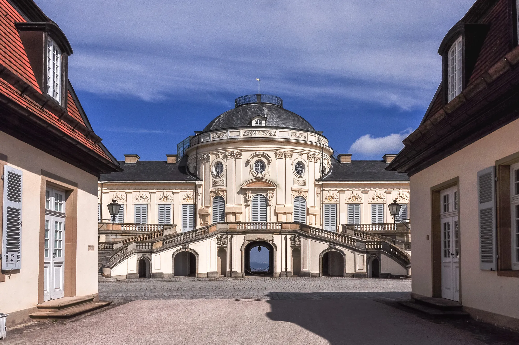 Photo showing: Dies war der Durchgang vom Schloss Solitude,  zwischen den Kavaliershäuschen, hier links und rechts im Bild, hindurch in die umfangreiche barocke Gartenanlage.