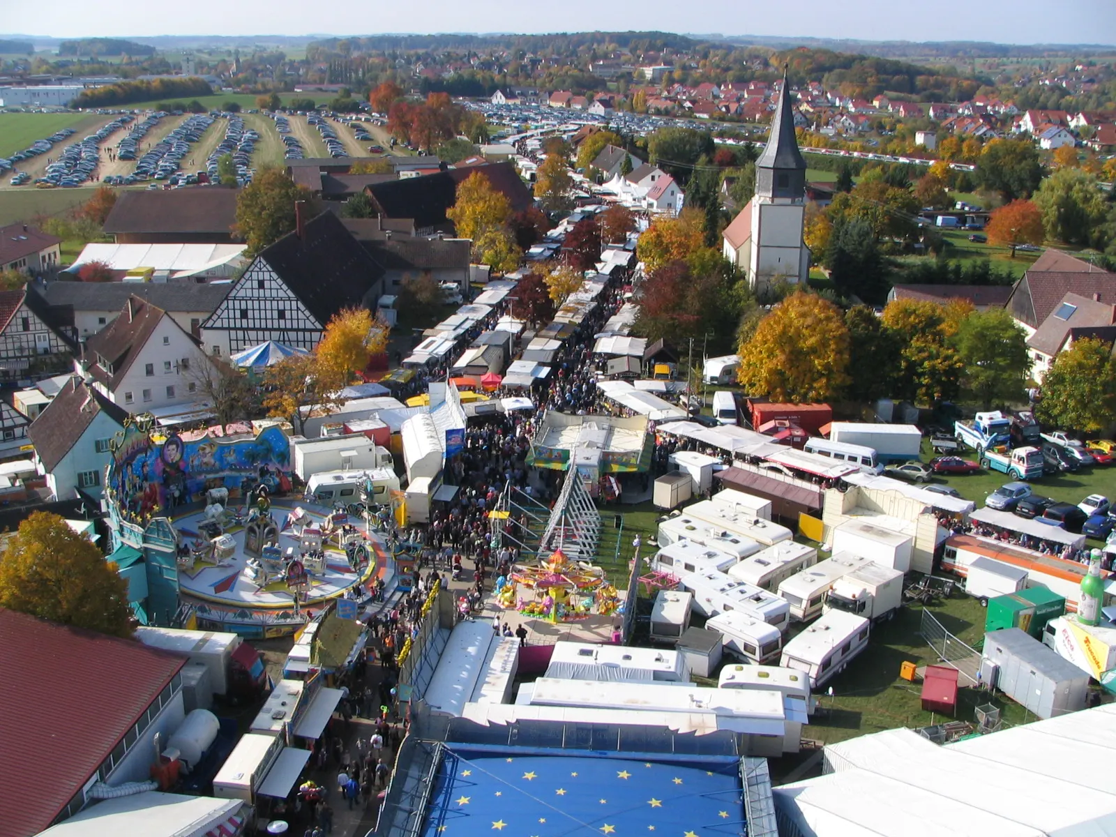 Photo showing: Blick aus dem Riesenrad auf die Michaelskirche und einen Teil des Muswiesen-Geländes.