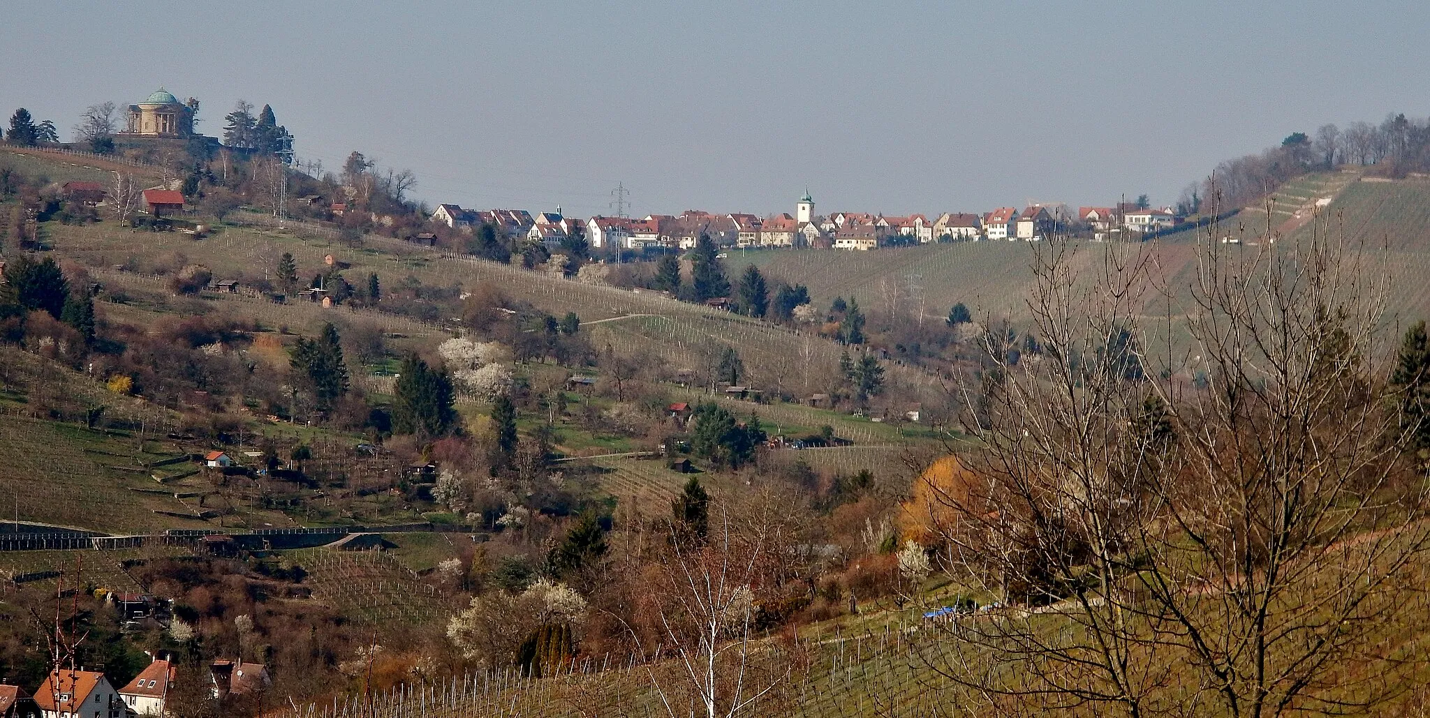 Photo showing: Blick zur Grabkapelle (1820-1821)  auf dem Württemberg (Gemahlin Katharina Pawlowna (1788–1819) ) und auf das Dorf Rotenberg