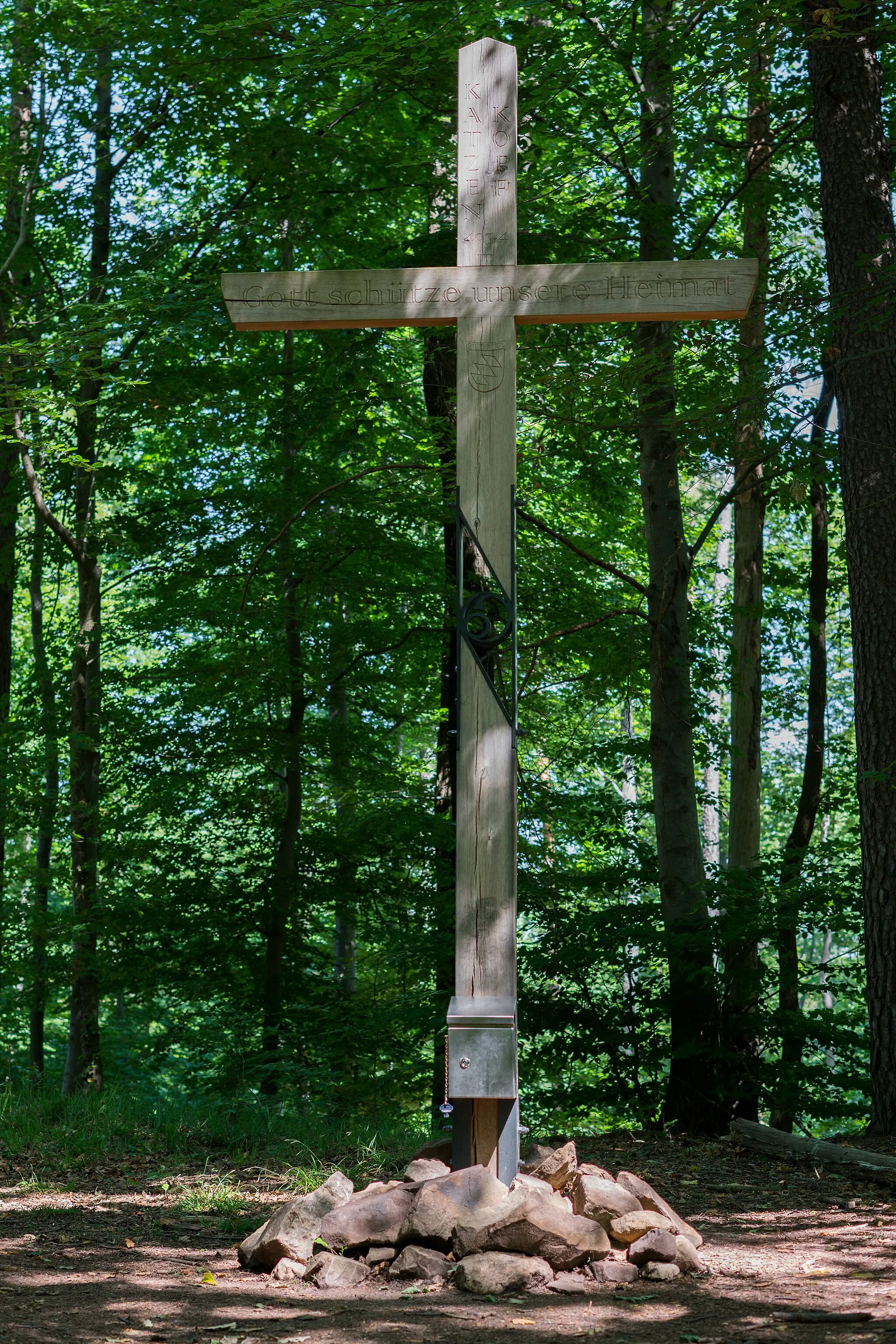 Photo showing: Gipfelkreuz am Katzenkopf. Dieses wurde am 21. Juni 2017 aufgestellt. Es handelt sich um ein 4,1 m und in etwa 100 kg schweres Holzkreuz mit Metallverzierung.