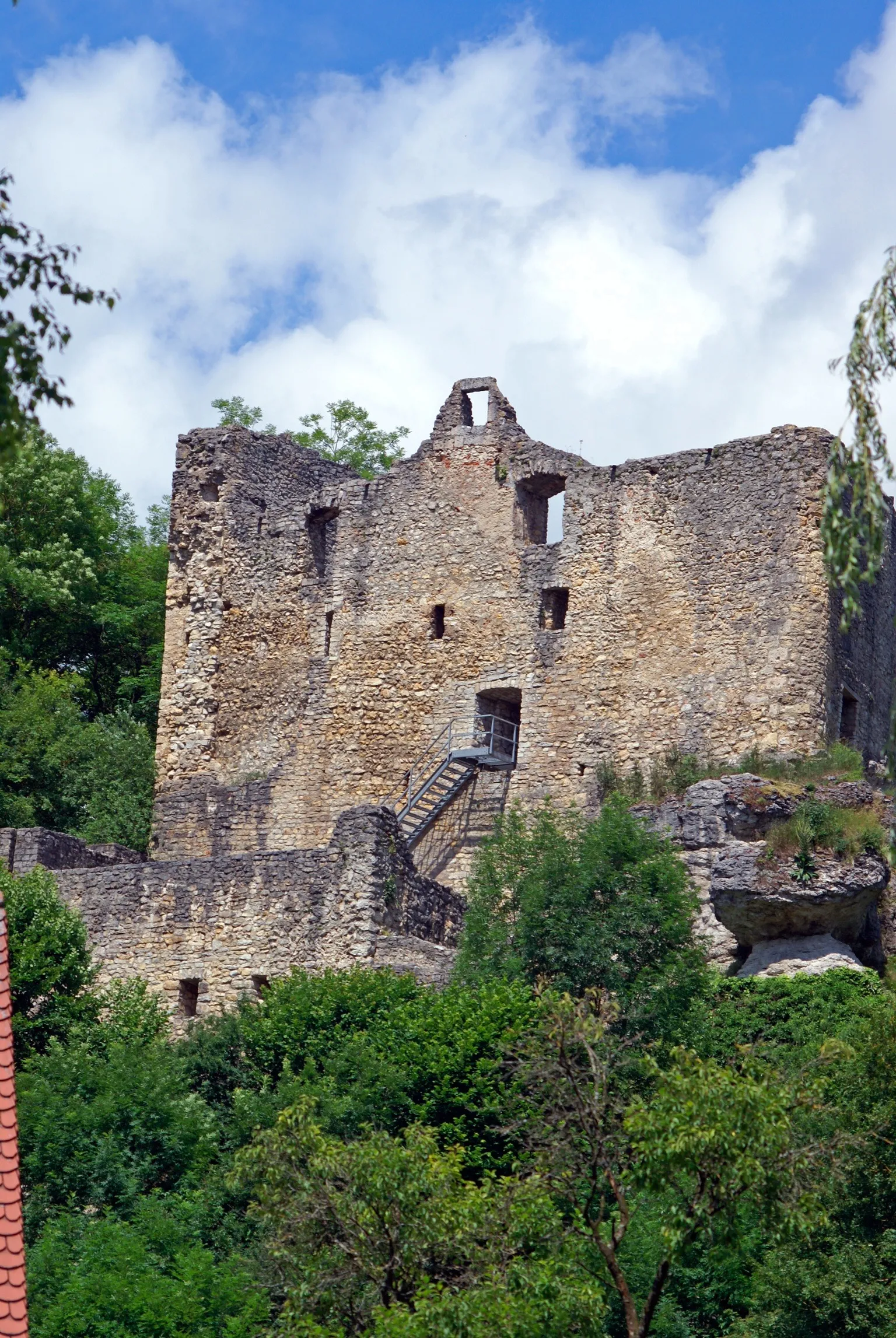 Photo showing: Die Burg wurde um 1250 von dem Gundelfinger Swigger IV oder vom späteren württenbergischen Landrichter Konrad II gebaut. Um 1300 wurde die Anlage erweitert und verstärkt. Dabei wurde der Turm niedergelegt und eine massive Schildmauer gebaut die Vorburg und Kernburg voneinander trennte. Im 16 Jhd wurde die Anlage noch einmal umgebaut und auch eine Ringmauer oder Zwingermauer errichte. 1545 geht die Burg in den Besitz von Wolf von Vellberg zu Vellberg über und wird seit dieser Zeit dem Verfall überlassen. 1973 übernimmt der Landkreis Reutlingen die Anlage und beginnt mit umfangreiche Sanierungs- und Bestandssicherungsmaßnahmen.

Die Burg liegt im Lautertal südlich von Münsingen und ist das ganze Jahr über frei zugänglich.