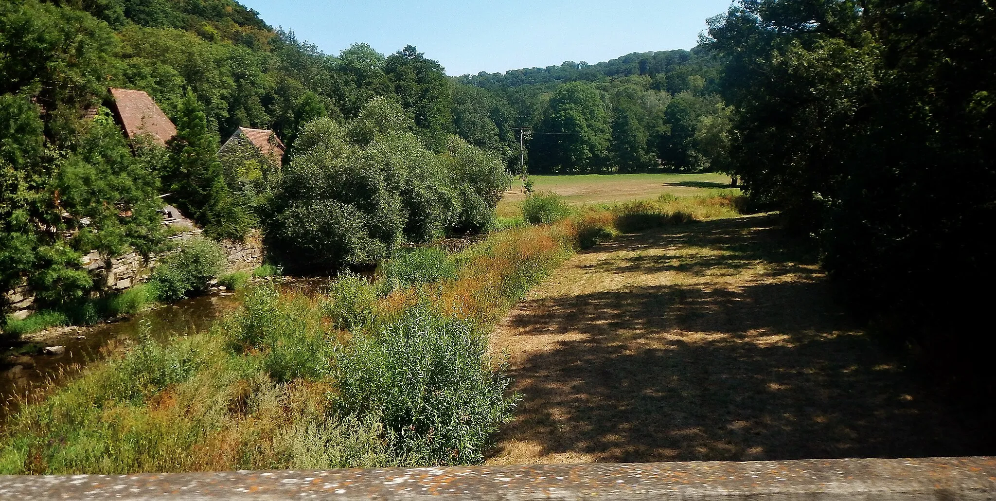 Photo showing: Blick nach Ostsüdosten vom südlichen Brückenkopf der Flussbrücke des Weilers Mistlau von Kirchberg an der Jagst über die heranfließende Jagst. Links die Mistlauer Mühle, im Hintergrund die Baumgalerie des aus einer von der Jagst verlassenen Talschlinge mündenden Steinbachs.