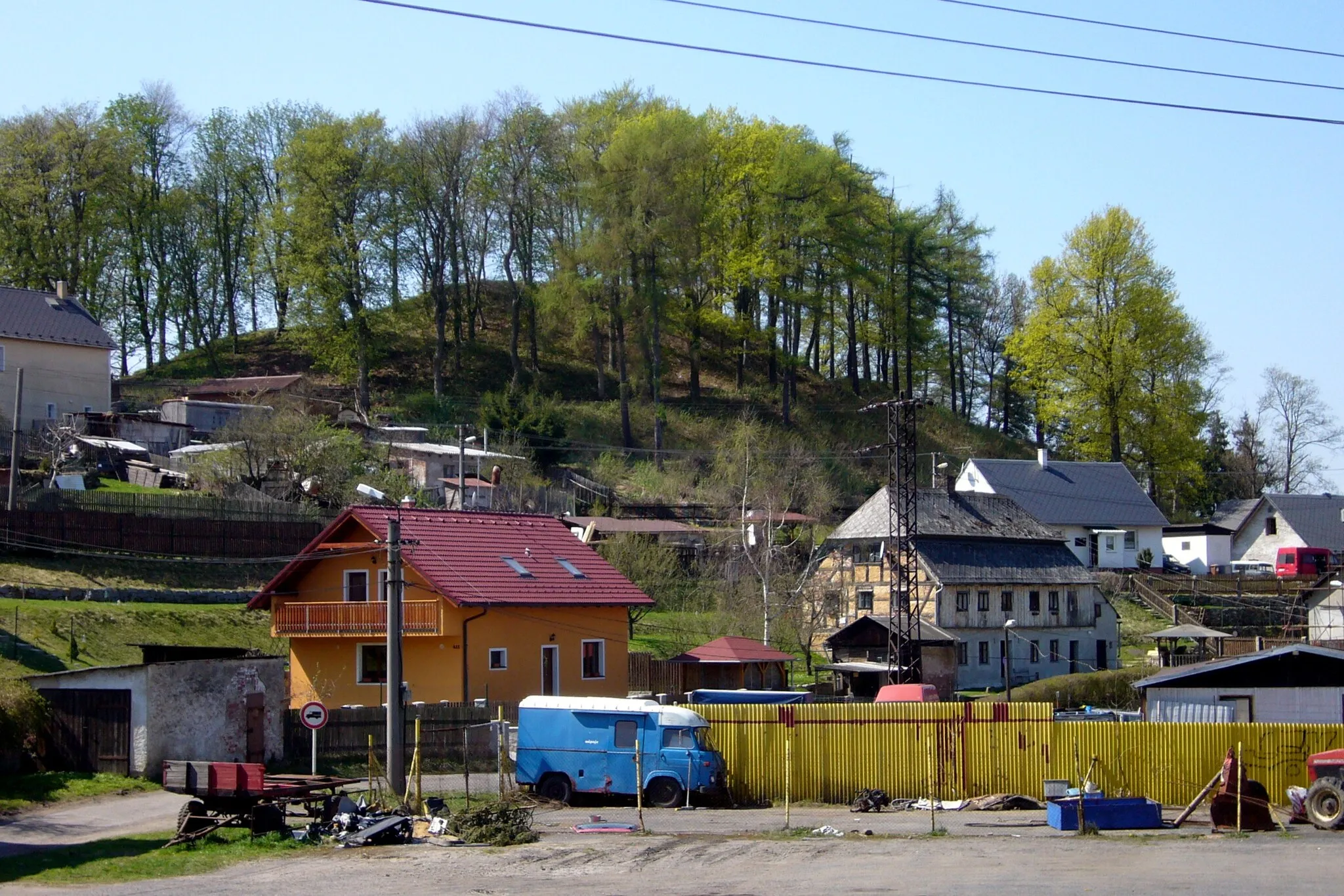 Photo showing: Vrch Hungerberg s terénními relikty hradu