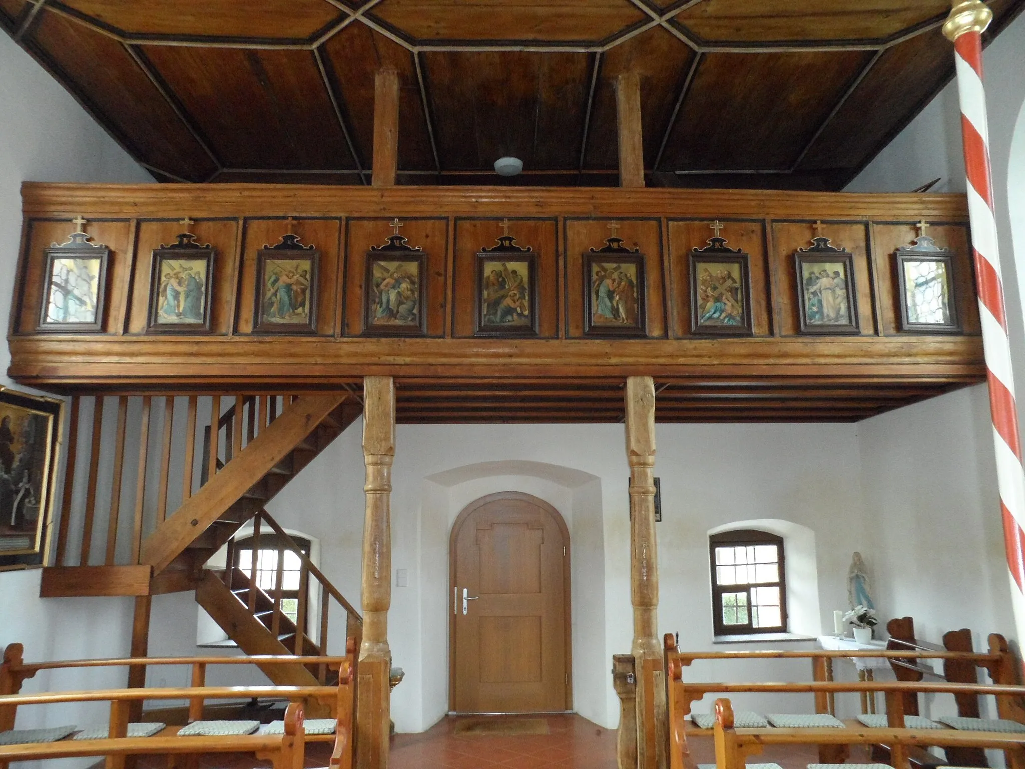 Photo showing: Kapelle St. Jakobus: Blick auf die Empore und die zwei verzierten Turmtrag-Säulen.