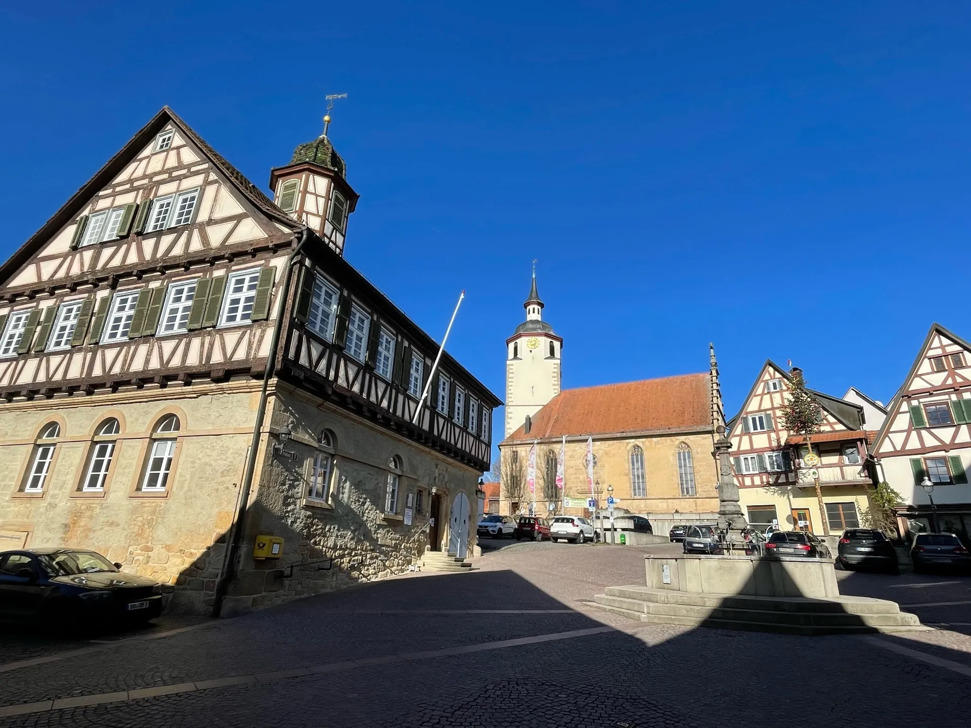 Photo showing: Das Alte Rathaus (links) wurde wohl 1575 erbaut. Es war aber erstmal Gasthof und dann erst Rathaus.