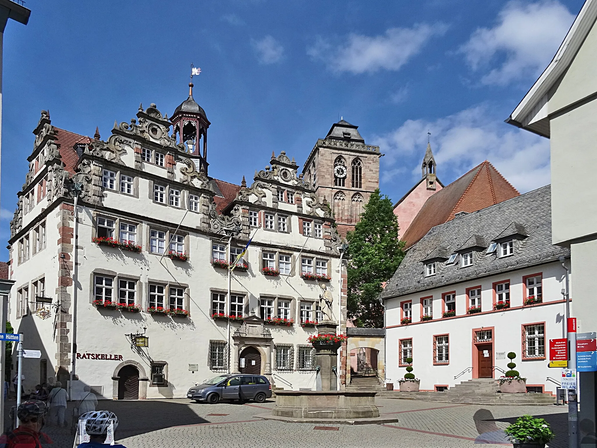 Photo showing: Historisches Rathaus Bad Hersfeld von Osten mit Lullusbrunnen und Stadtkirche im Hintergrund