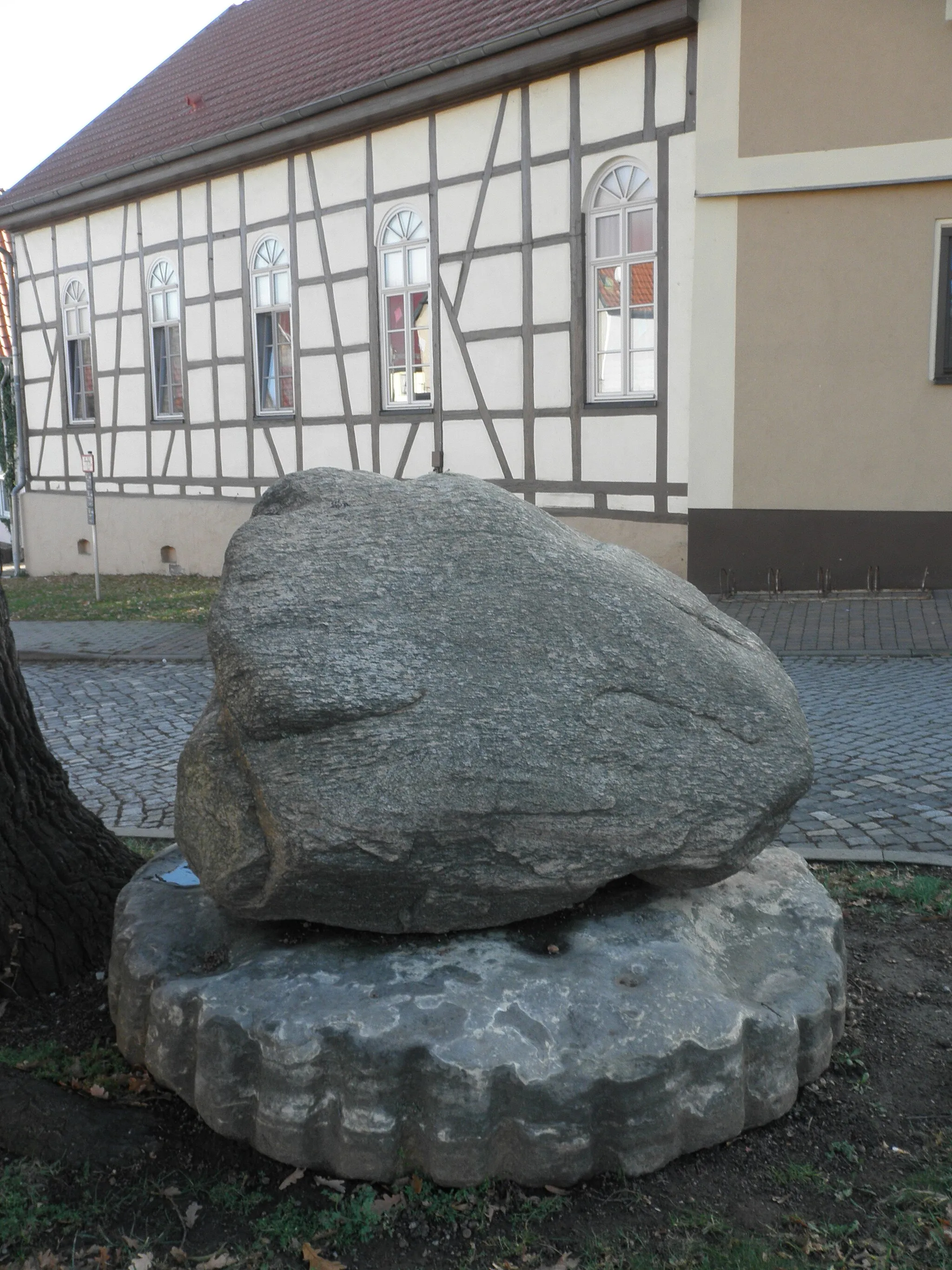 Photo showing: Millstone and Boulder Monument in Vogelsberg (Thuringia)