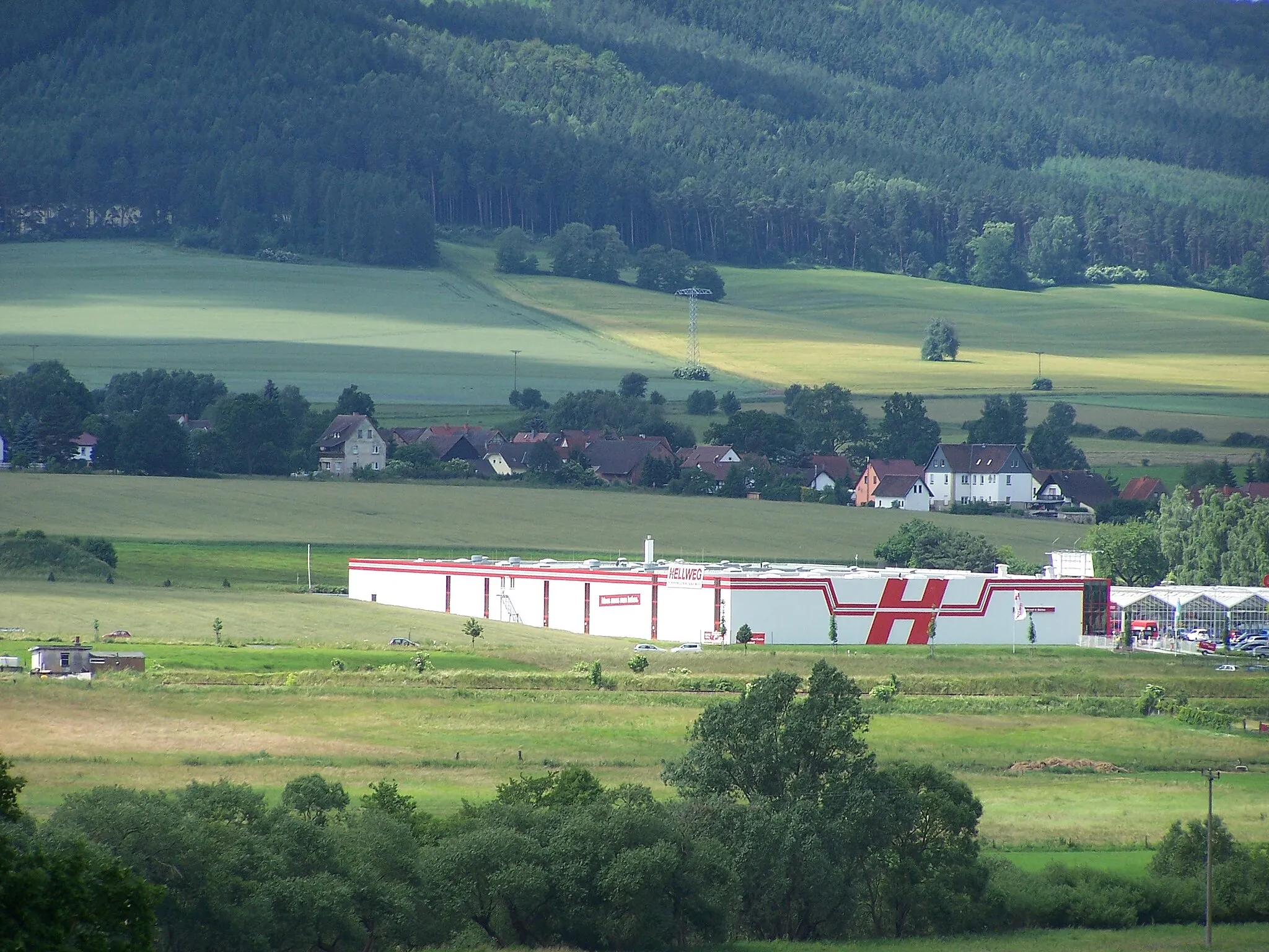 Photo showing: Ansicht des Leimbacher Ortsteils Hermannsroda von Norden. Davor ein Baumarkt in Leimbach, Vachaer Straße.